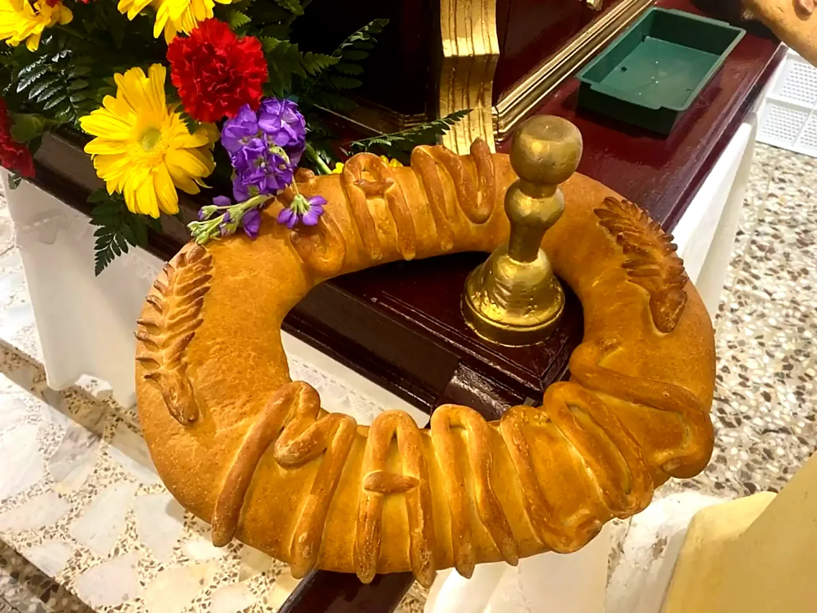 Rosca ceremonial decorada para la celebración de San Marcos