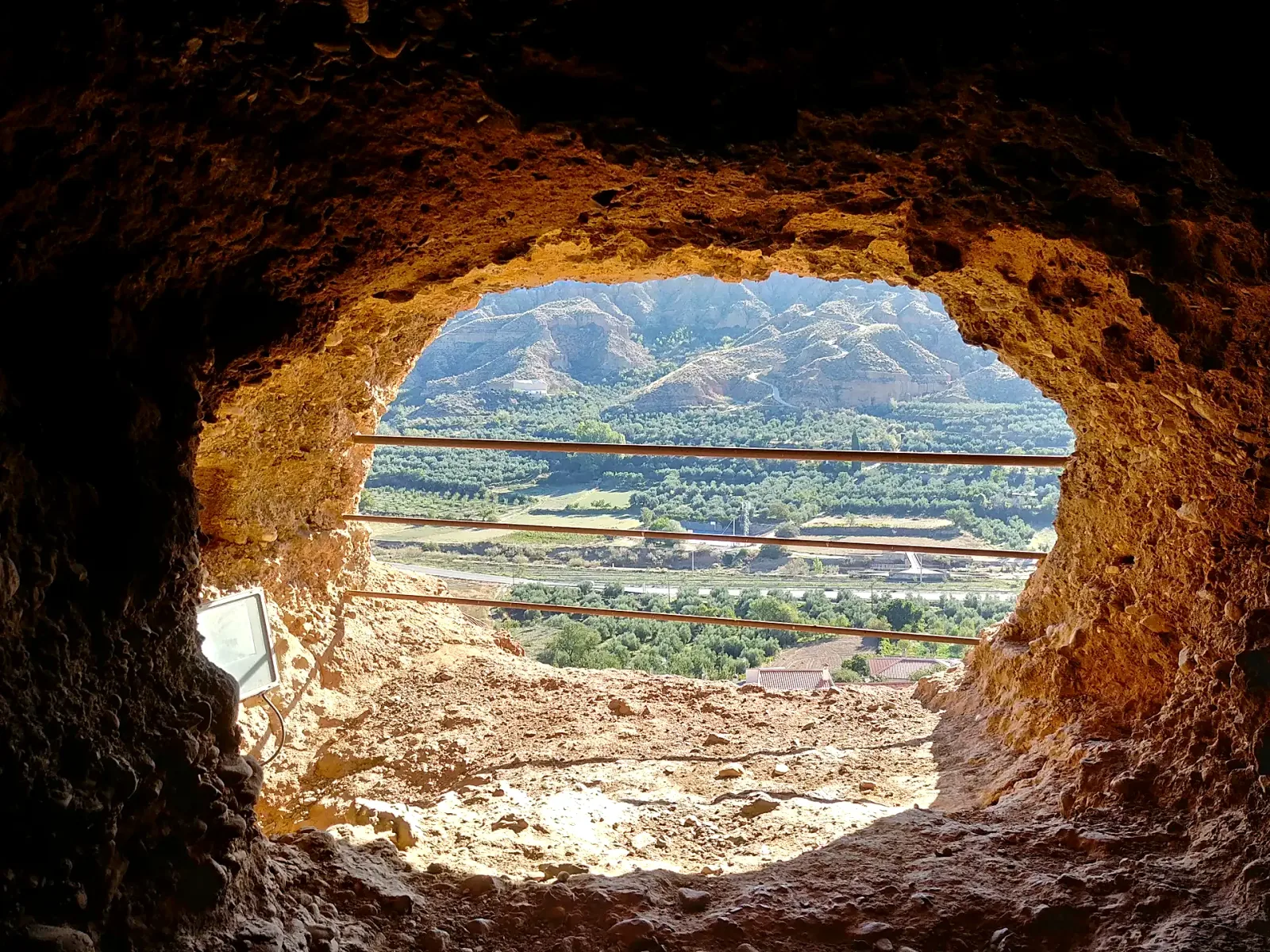 Vista del paisaje desde el interior de una cavidad en la Cávila