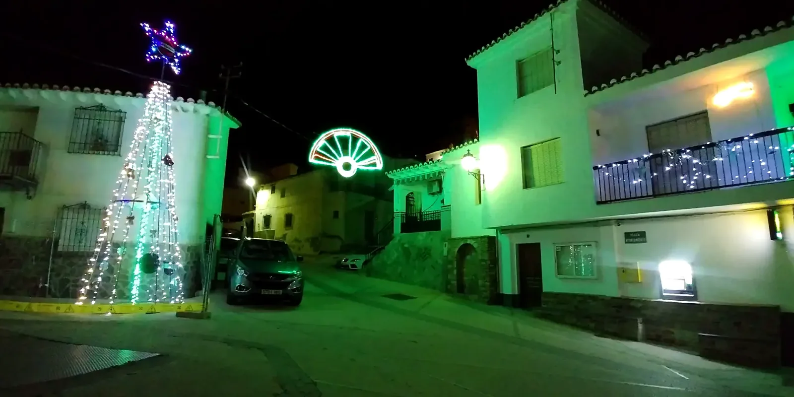 Calle de Beas iluminada durante una noche de chiscos