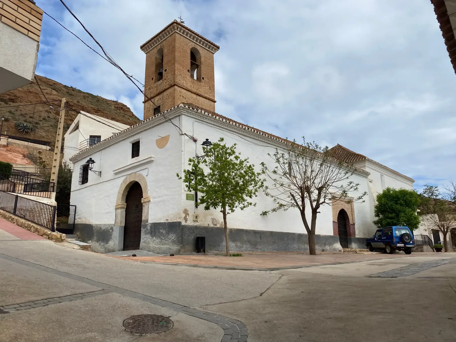 Fachada exterior encalada y torre de la Iglesia de Nuestra Señora de la Anunciación