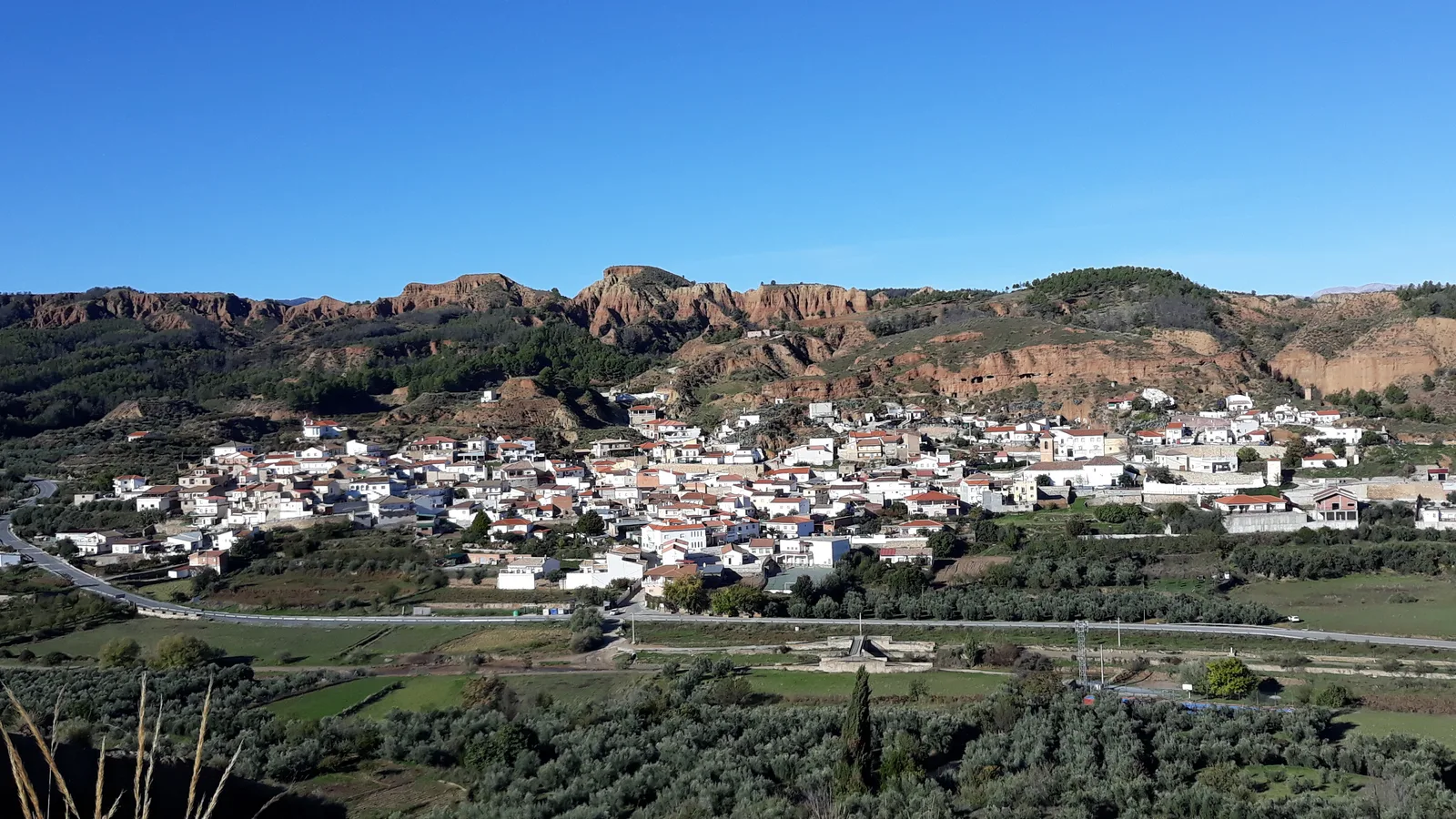 Vista panorámica del pueblo y las montañas