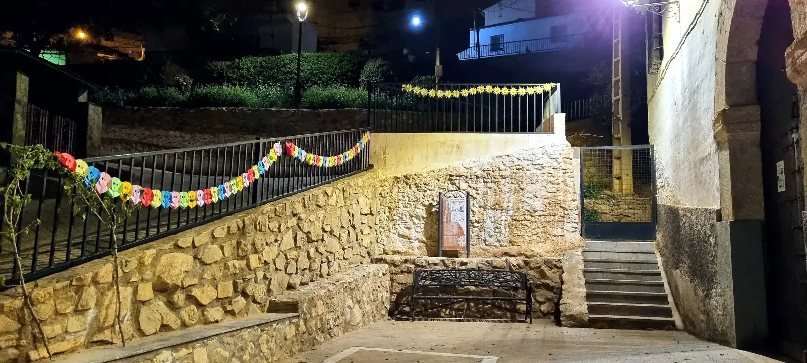 Calle y fuente decoradas durante la Noche de los Álamos