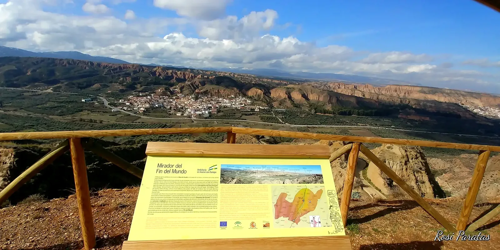 Mesa interpretativa del mirador ante la panorámica del valle