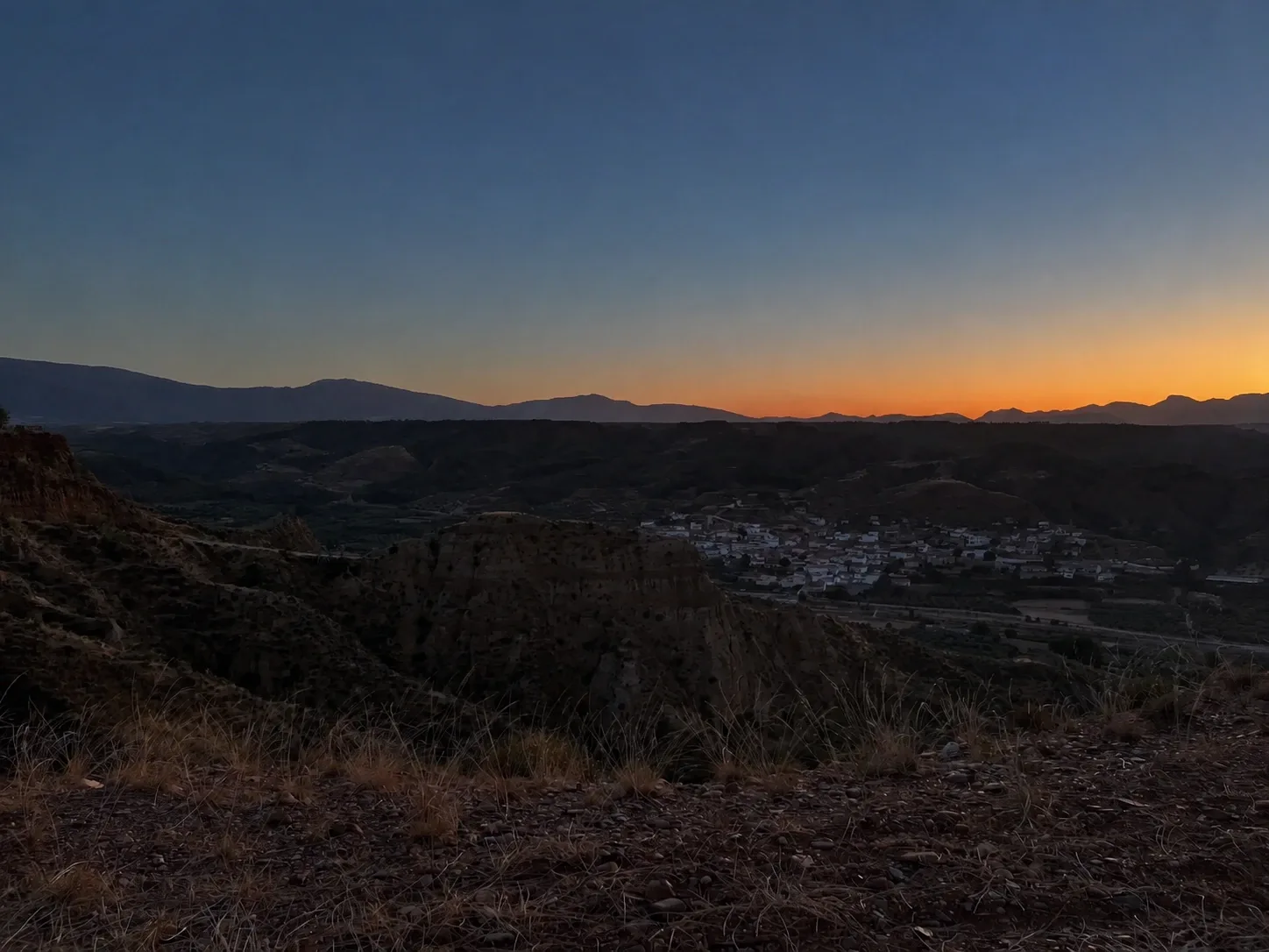 Última luz naranja detrás de Beas de Guadix
