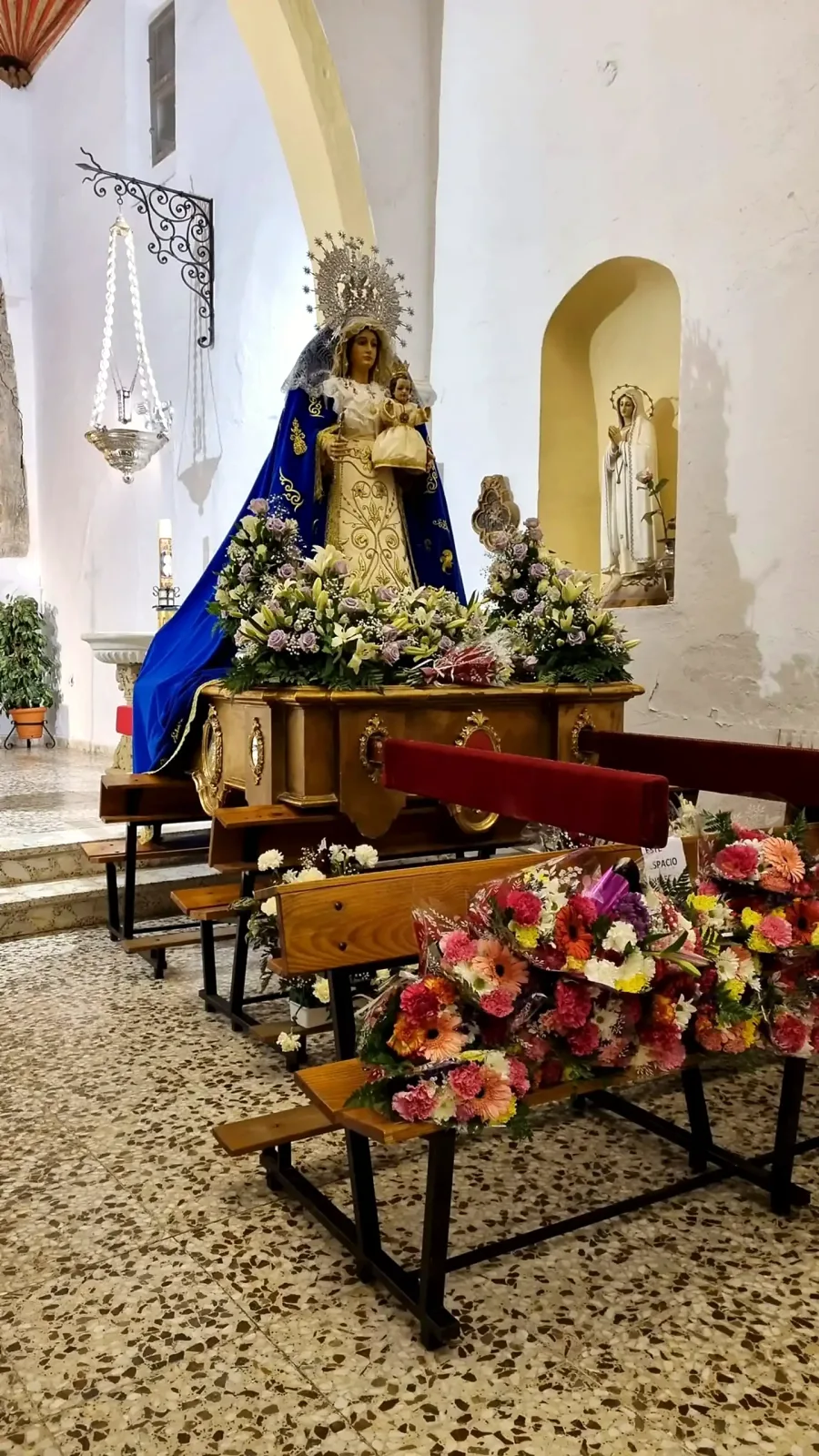 Andas de la Virgen de la Paz preparadas en el interior de la iglesia