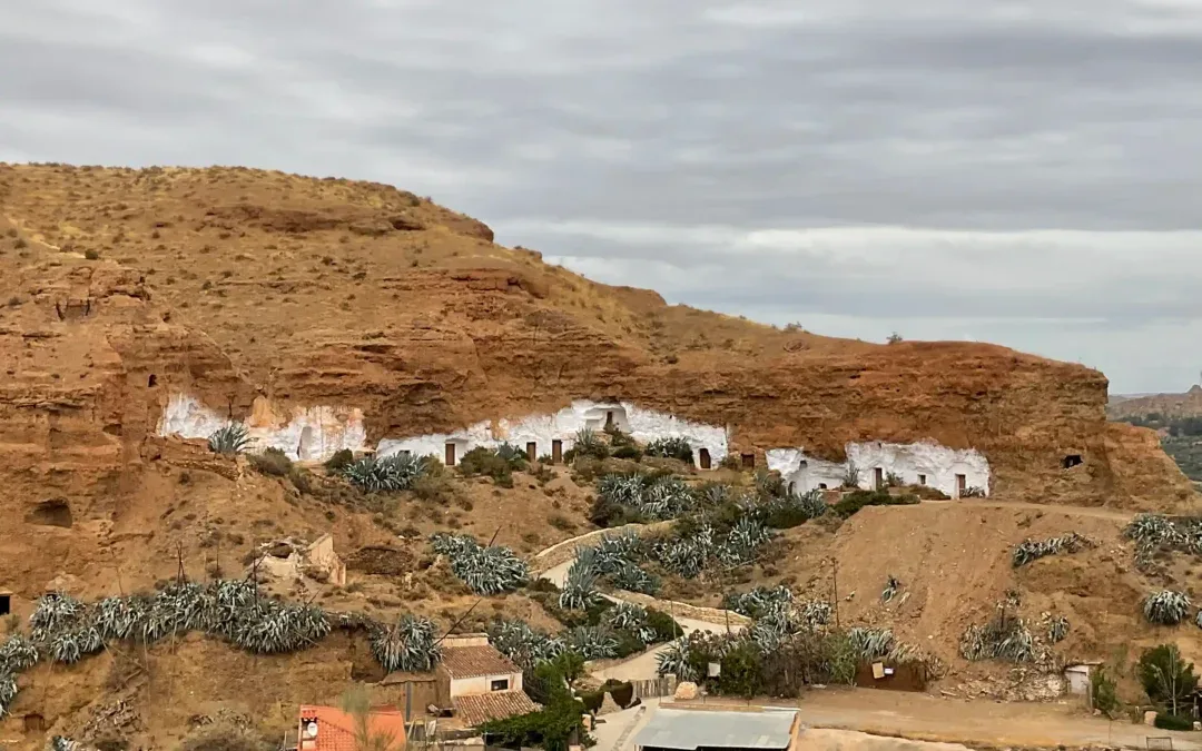 Cavidades y relieve en el ámbito de Algarbes