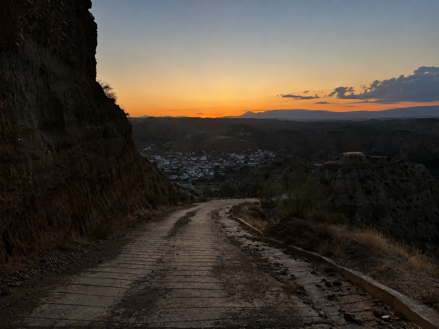 Camino descendente hacia Beas al anochecer