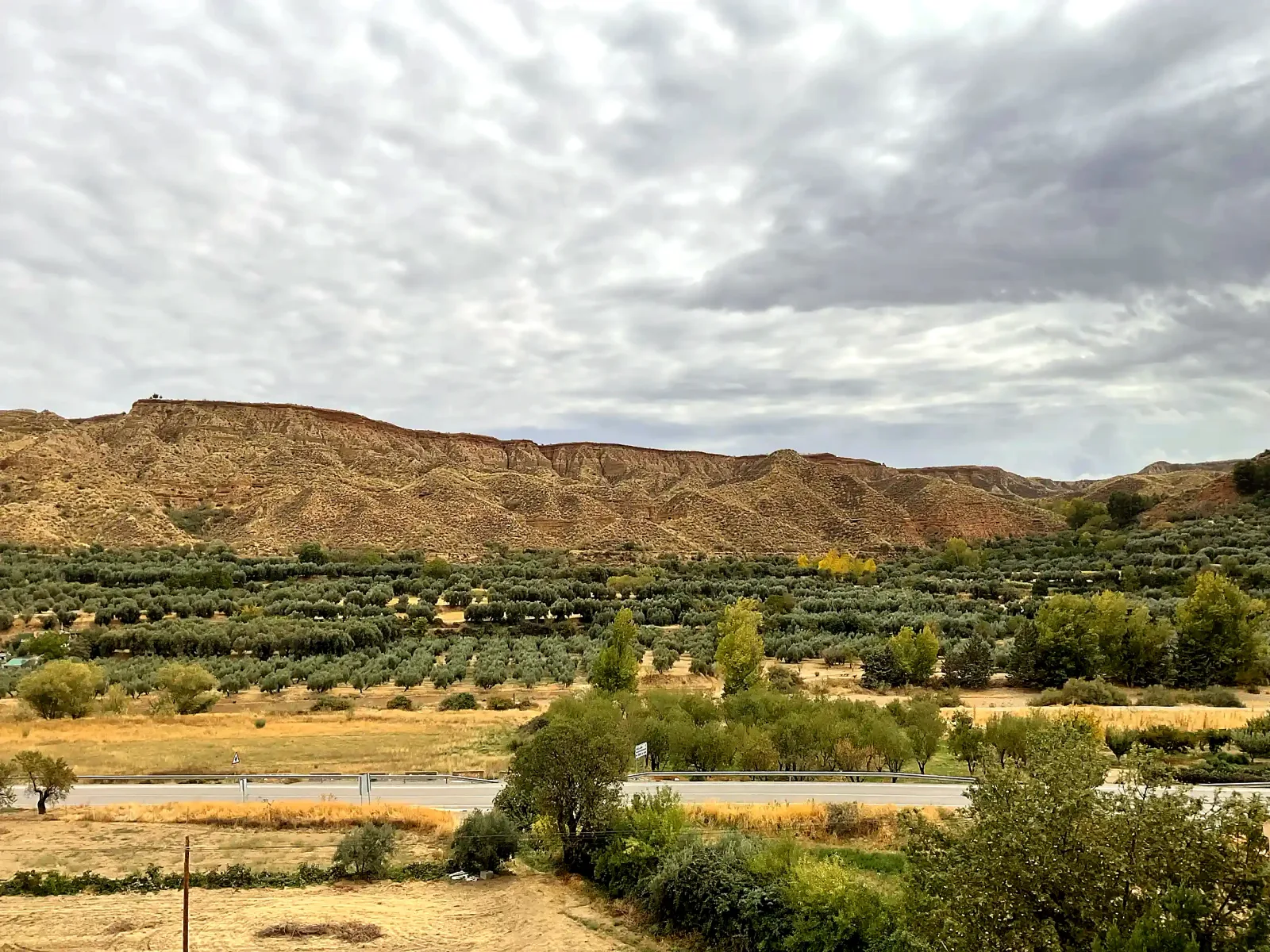 Campos, cárcavas y montañas en el entorno de El Llano