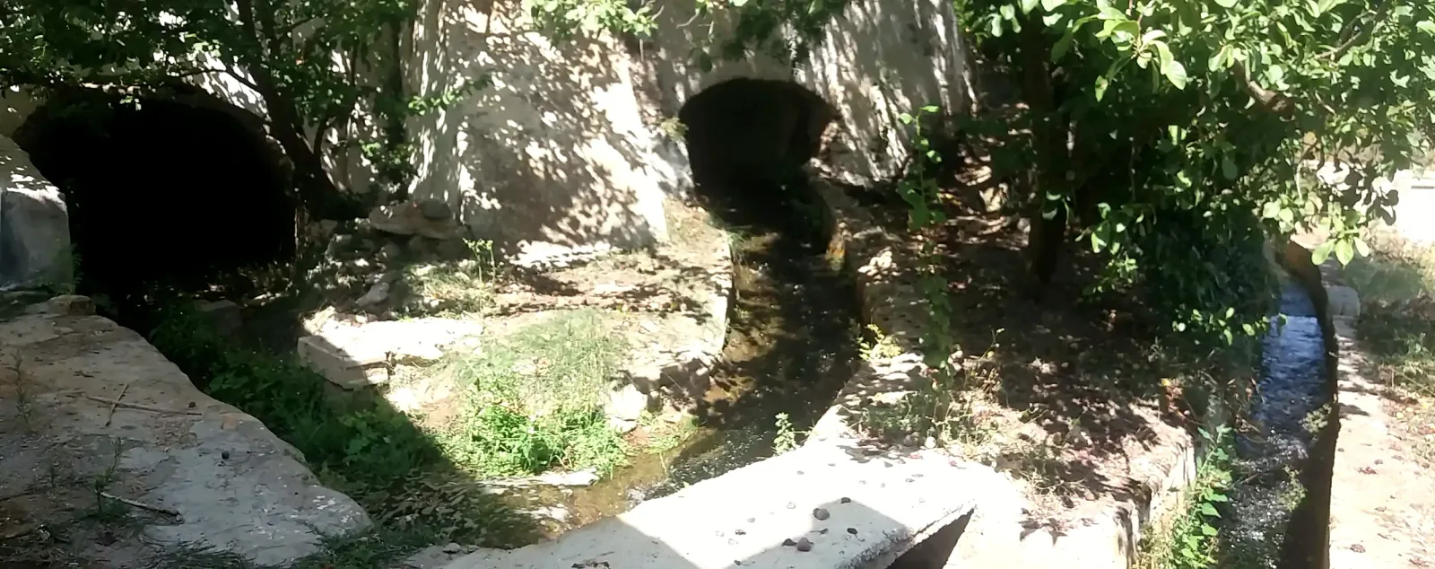 Detalle en sombra de elementos conservados en el entorno del molino