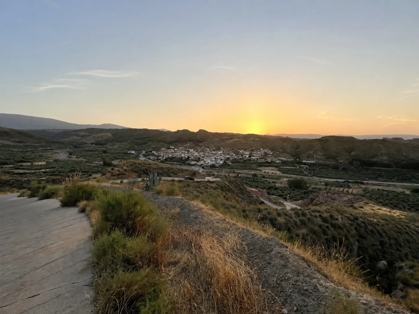 Primeras luces del amanecer sobre Beas de Guadix