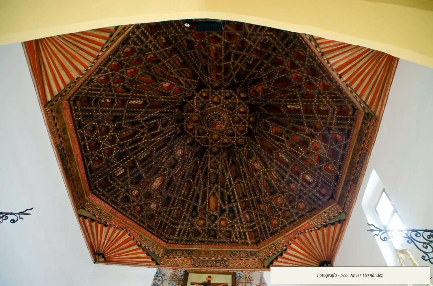 Armadura mudéjar octogonal de madera con lazo de ocho, almizate y pechinas policromadas en la Capilla Mayor