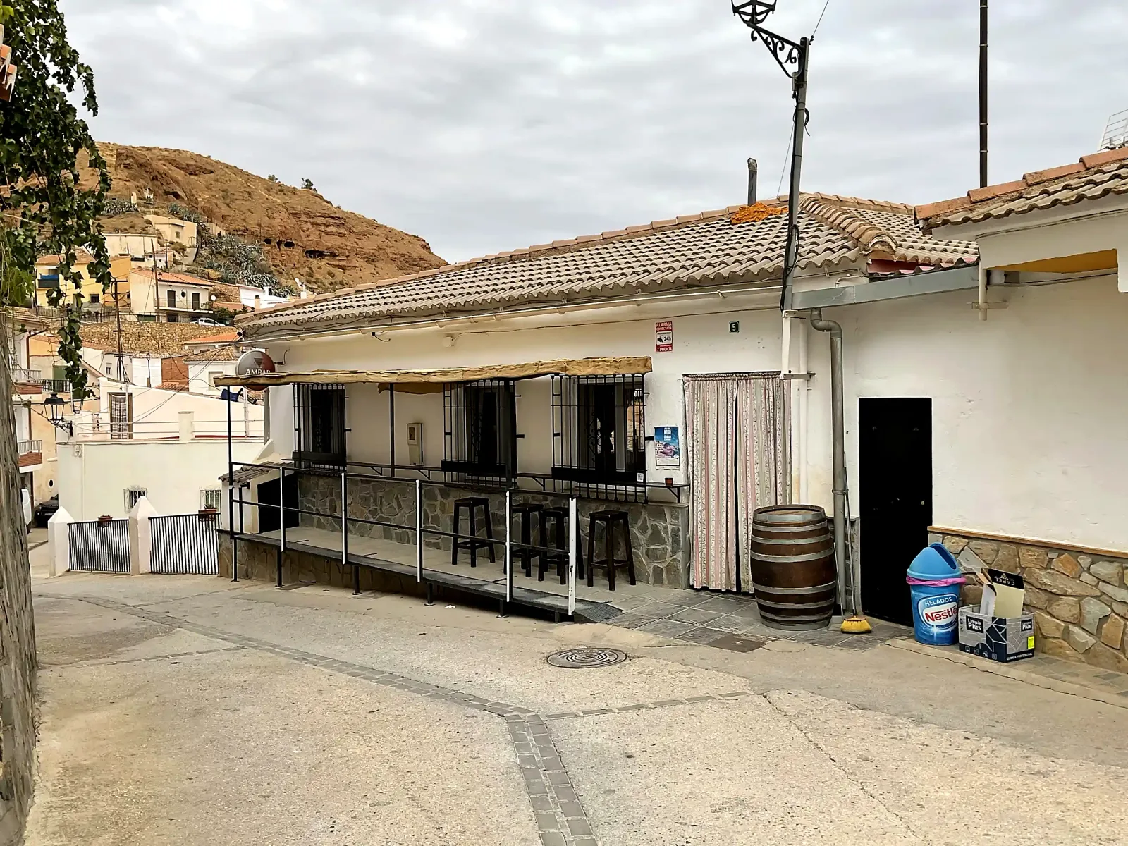 Vecinos conversando en una calle de Beas de Guadix