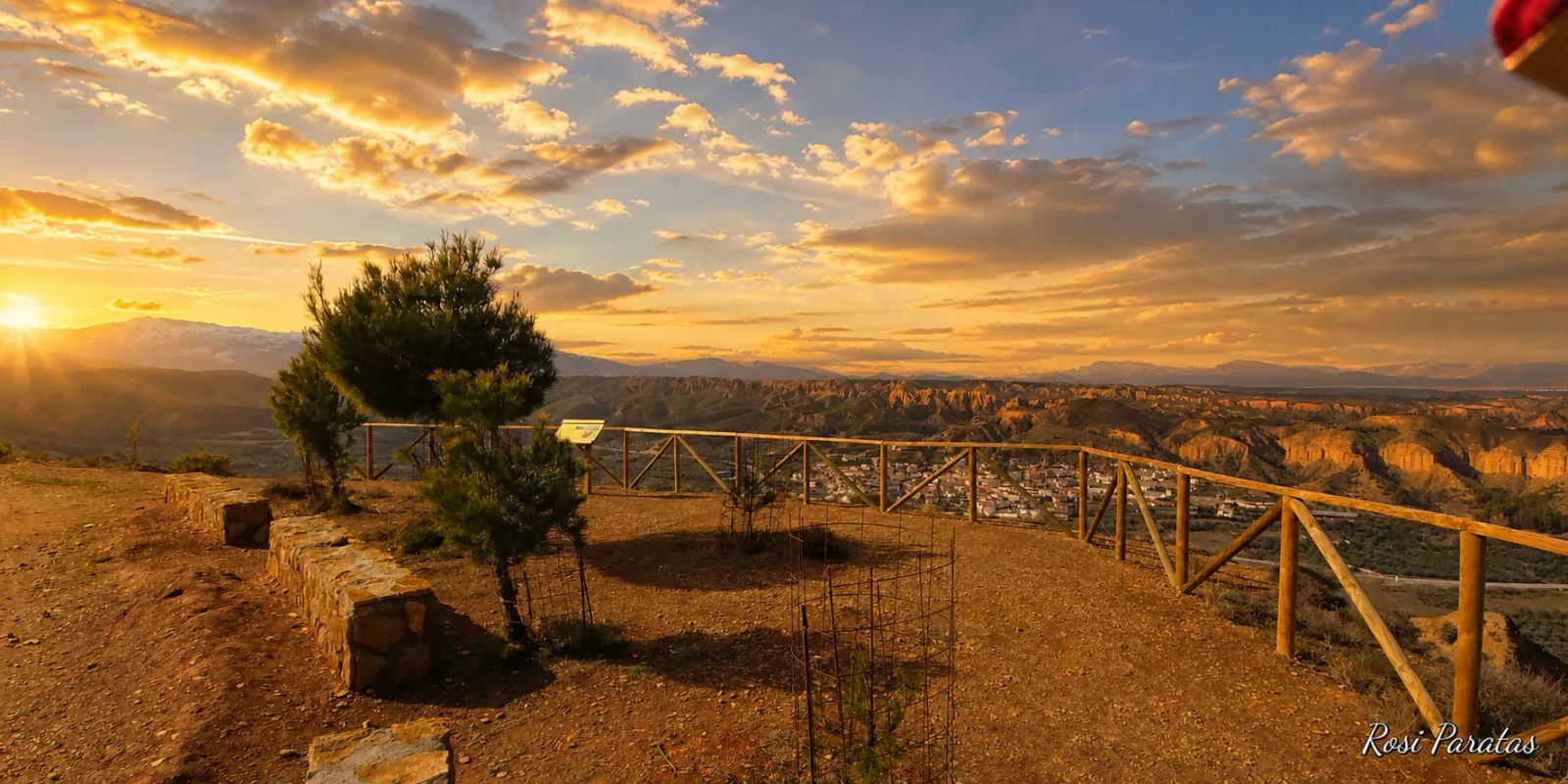 Plataforma del mirador iluminada por la luz del atardecer