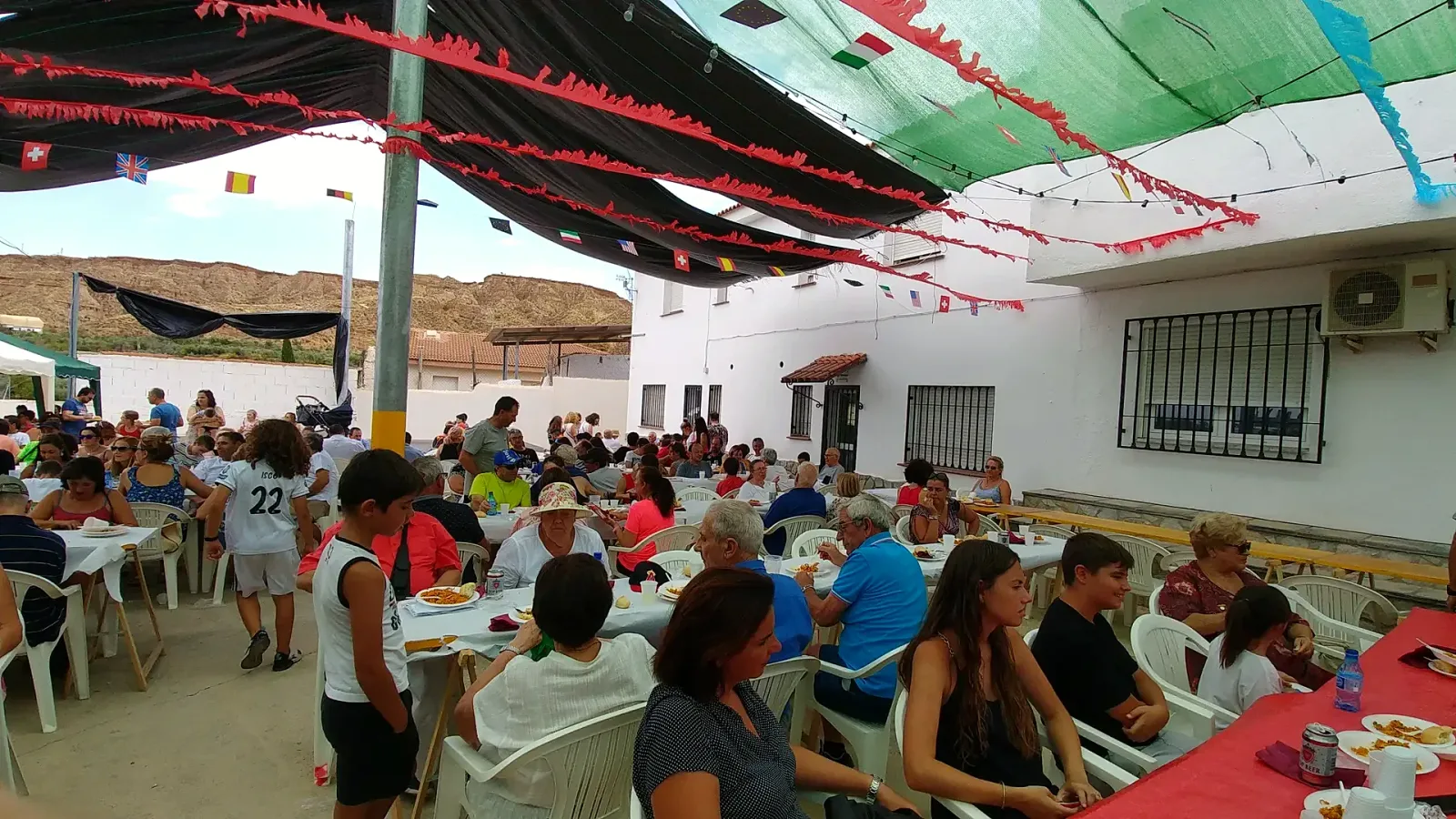 Vecinos reunidos en una comida de las fiestas de San Lorenzo