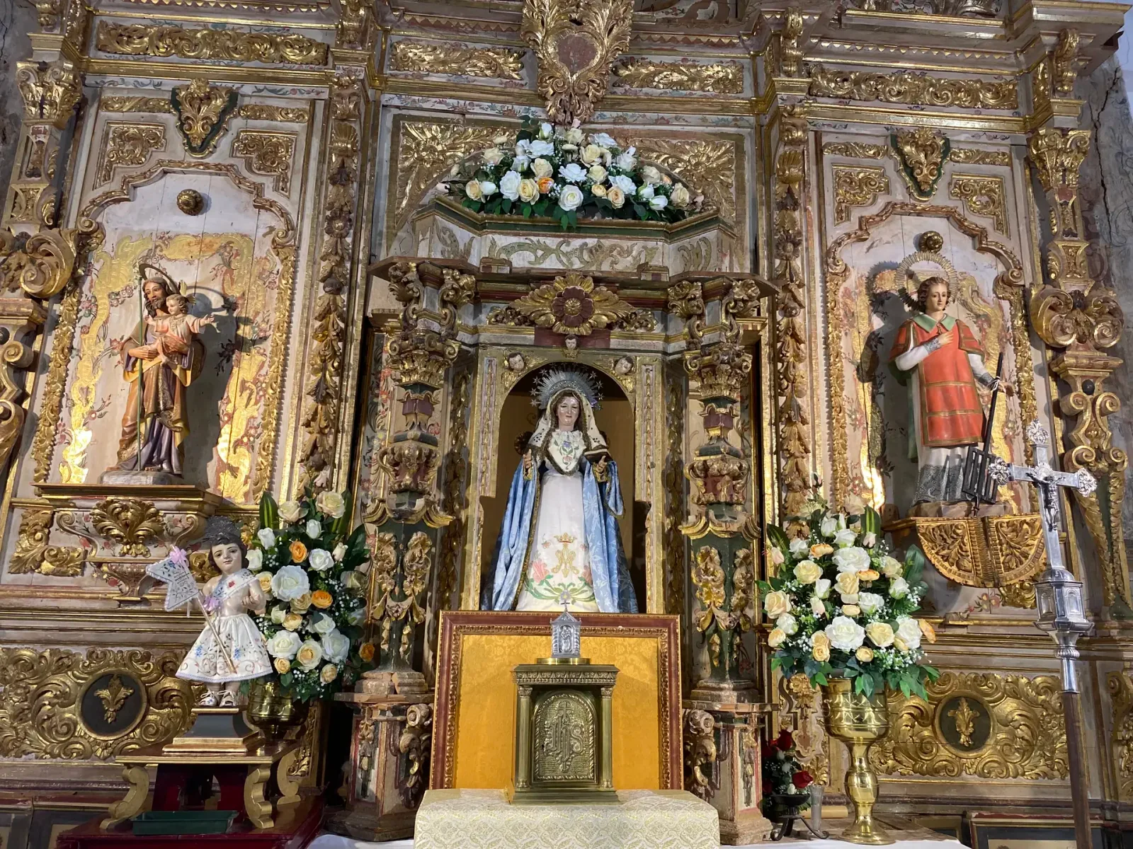 Retablo barroco de madera dorada y policromada en la Capilla Mayor