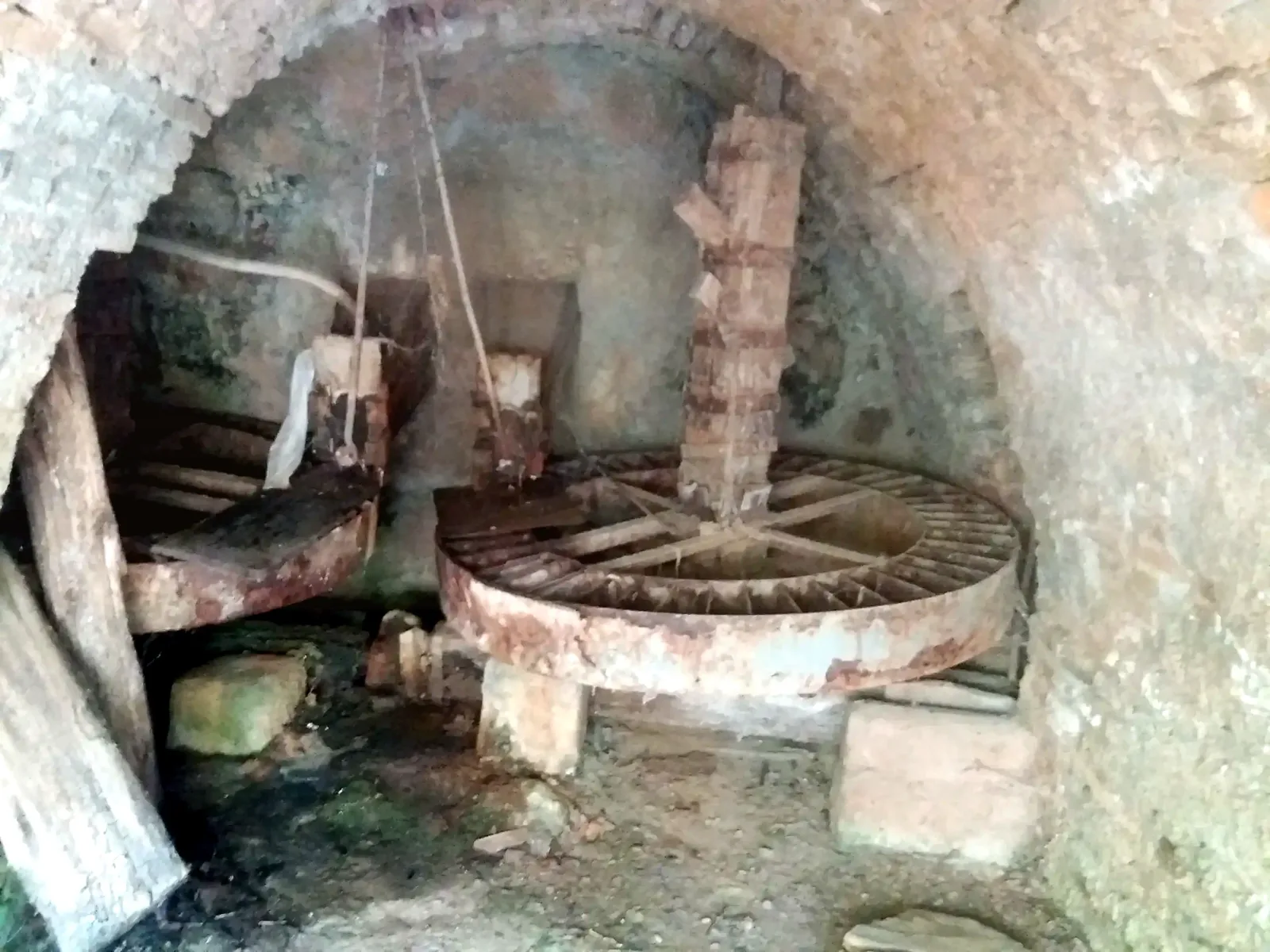 Gran rueda y mecanismos conservados en el interior del molino
