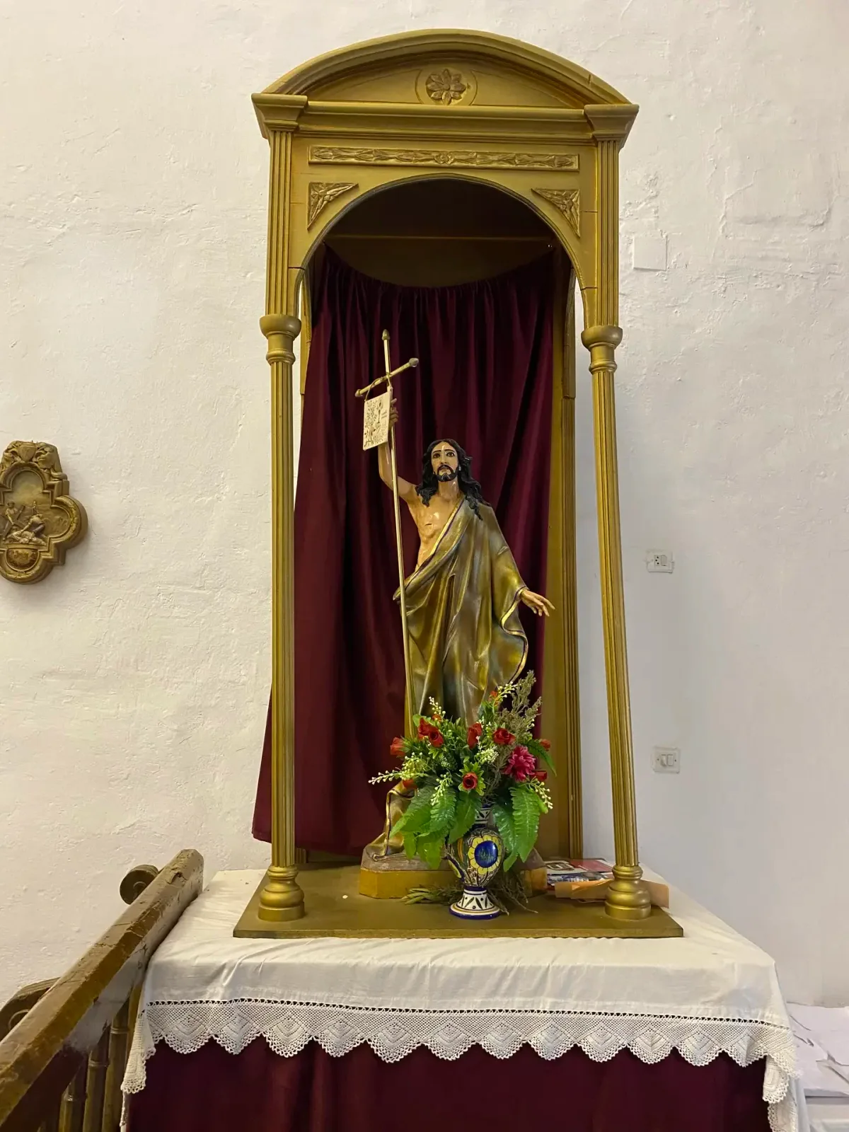 Imagen del Cristo Resucitado entronizada en un templete dorado neoclásico