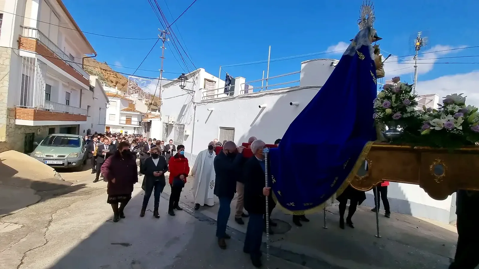 Procesión de la Virgen de la Paz por una calle de Beas