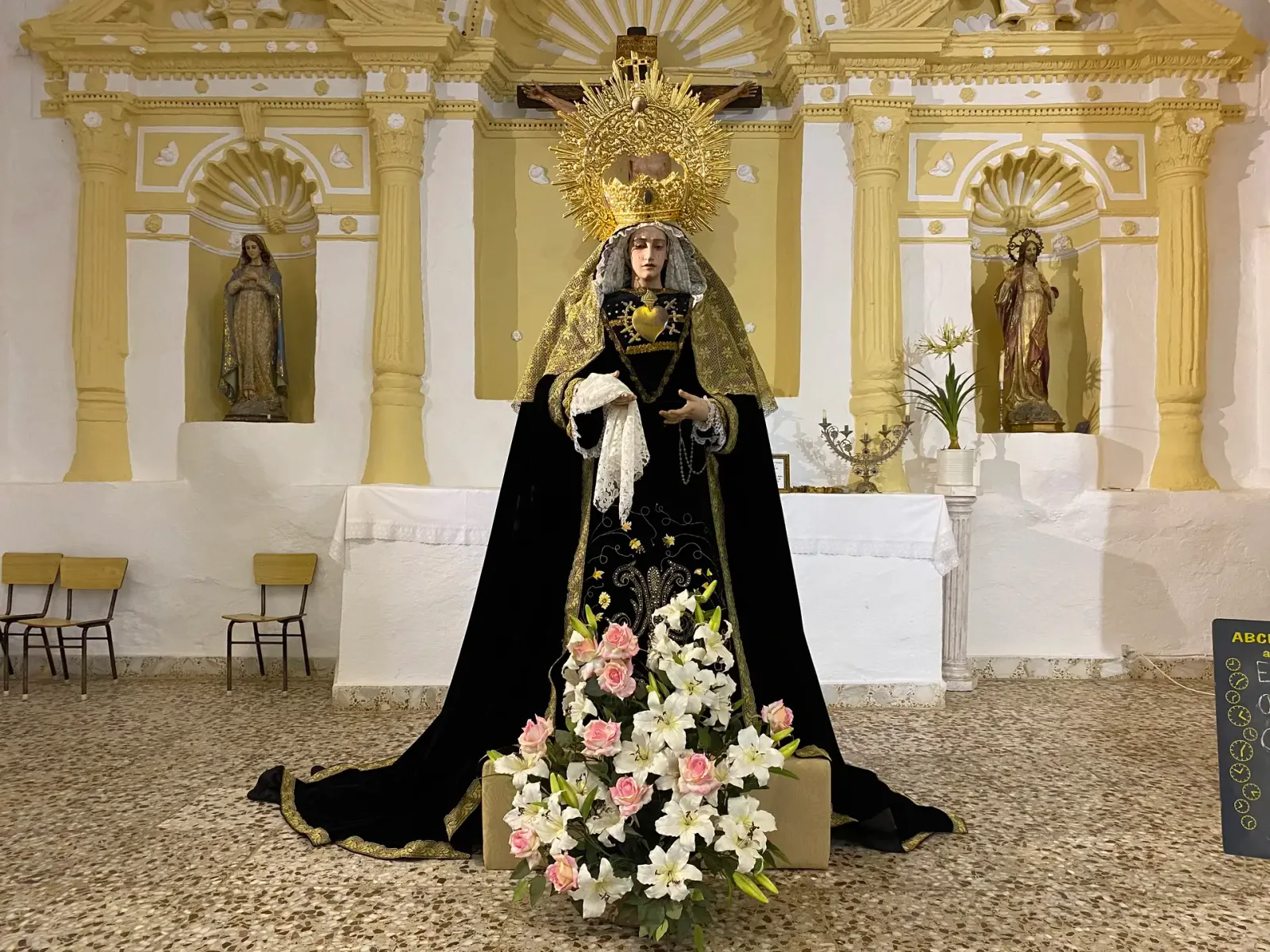 Retablo hornacina lateral con la Dolorosa y molduras de yesería barroca