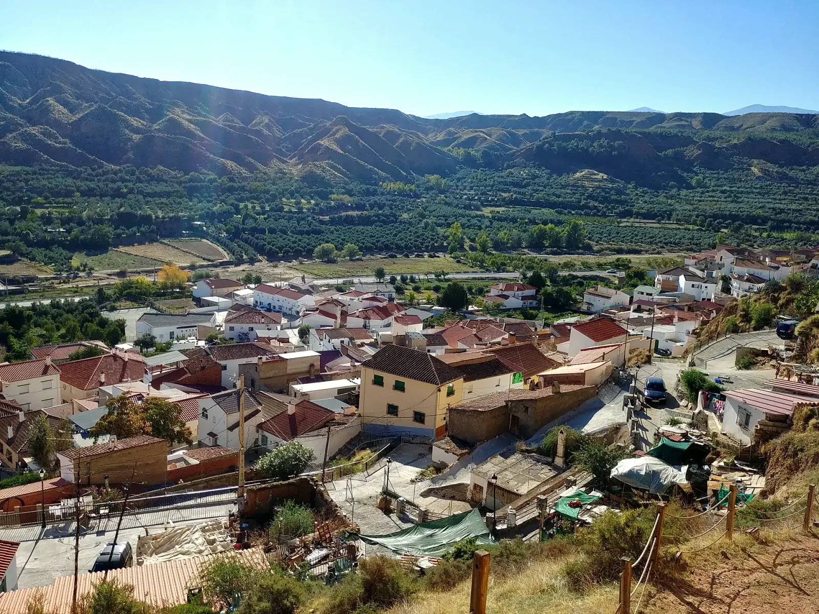 Vista elevada del caserío de Beas y el valle desde la Cávila