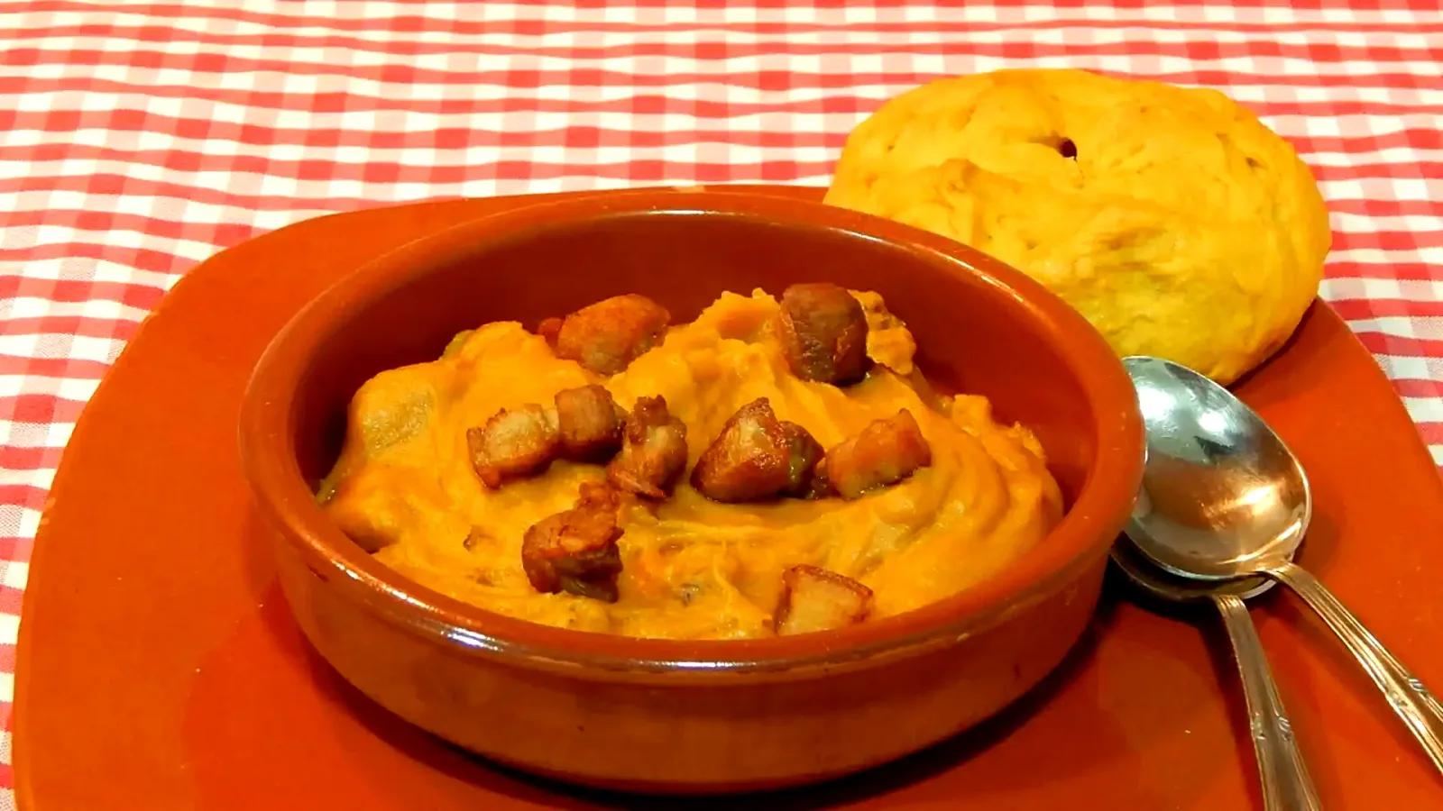 Plato de gachas servido en una cazuela