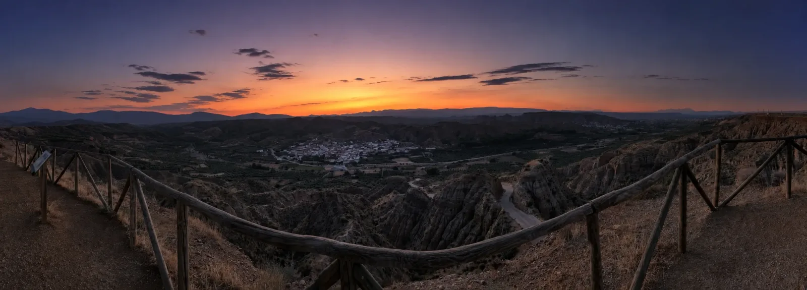 Panorámica del valle en el crepúsculo desde la barandilla