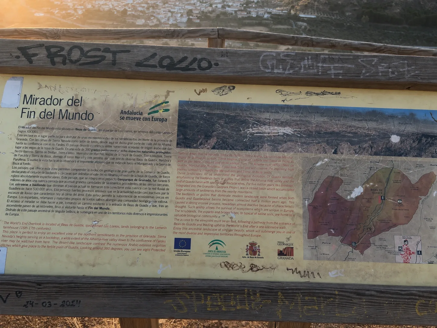 Panel informativo del mirador con el pueblo al fondo