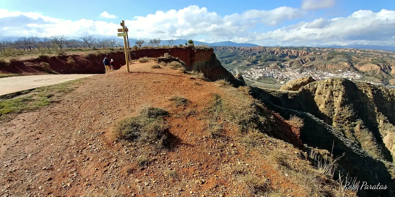 Cruz y sendero junto a las cárcavas del Fin del Mundo