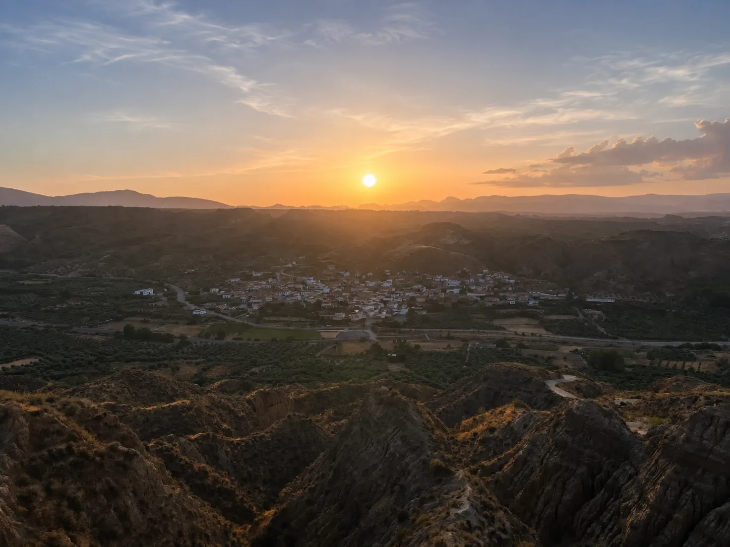 Beas de Guadix en el valle al amanecer