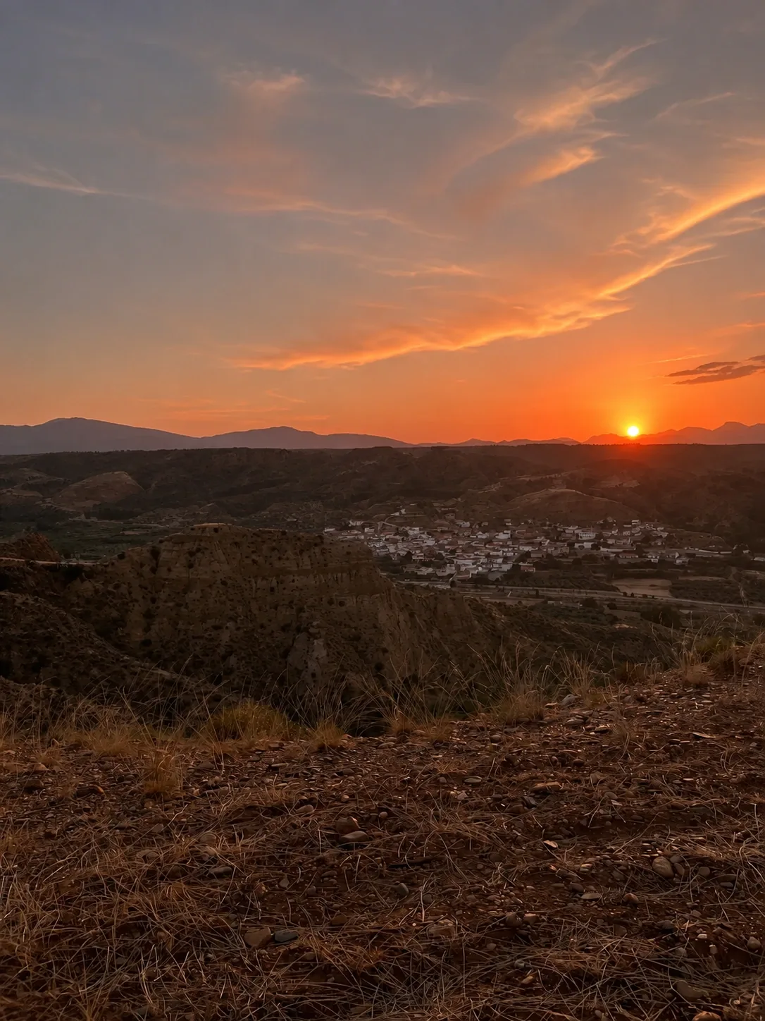 Puesta de sol vertical sobre el caserío de Beas