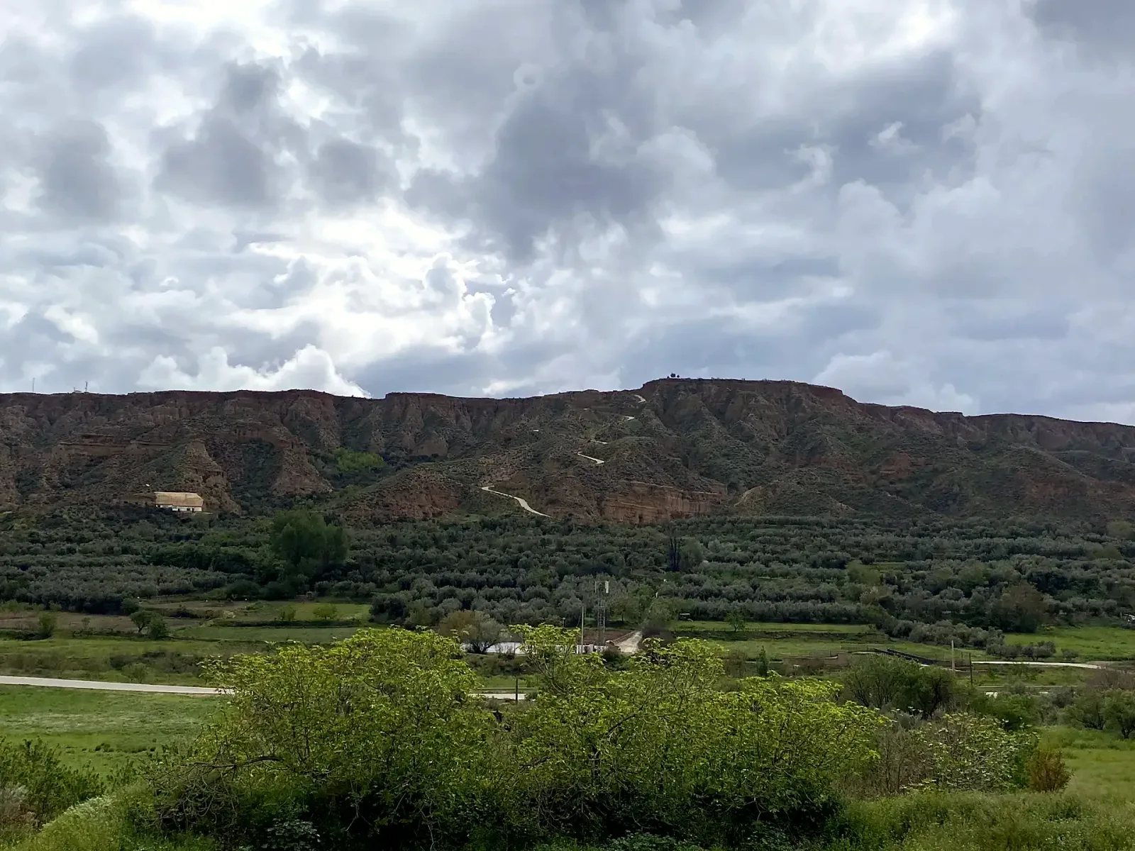 Paisaje de laderas y cultivos visto desde el mirador de la Erilla