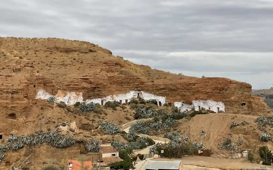 Cavidades y relieve en el ámbito de Algarbes
