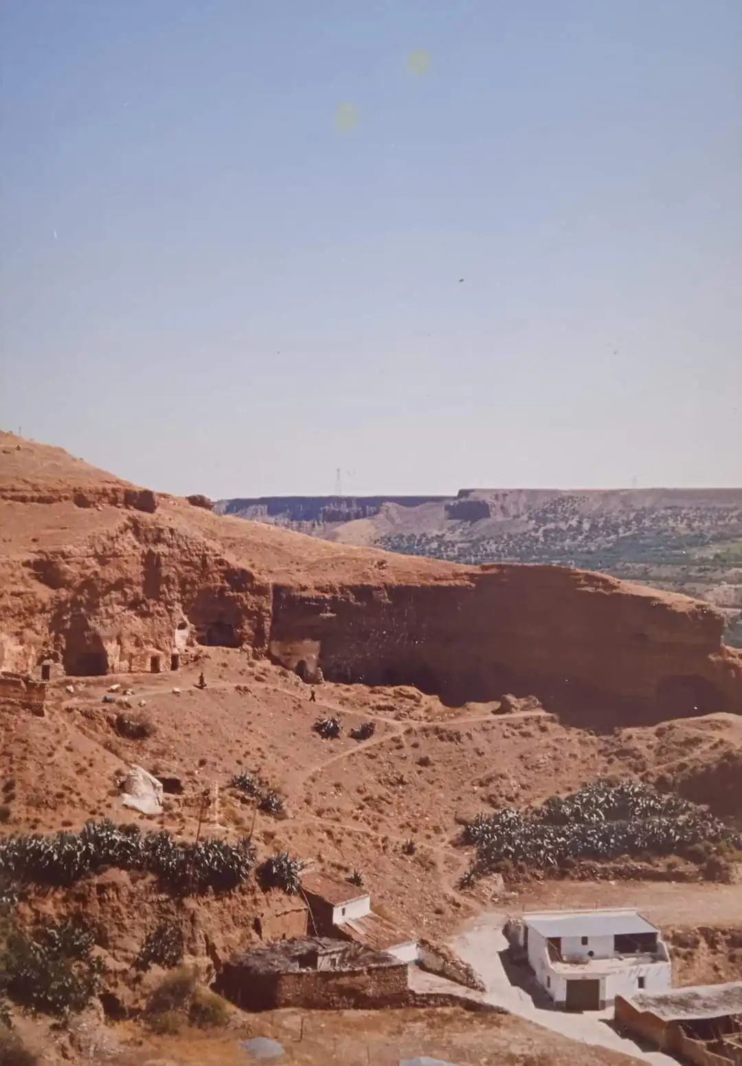 Vista histórica de Los Algarbes en 1995, con la ladera y sus cuevas antes de su aspecto actual