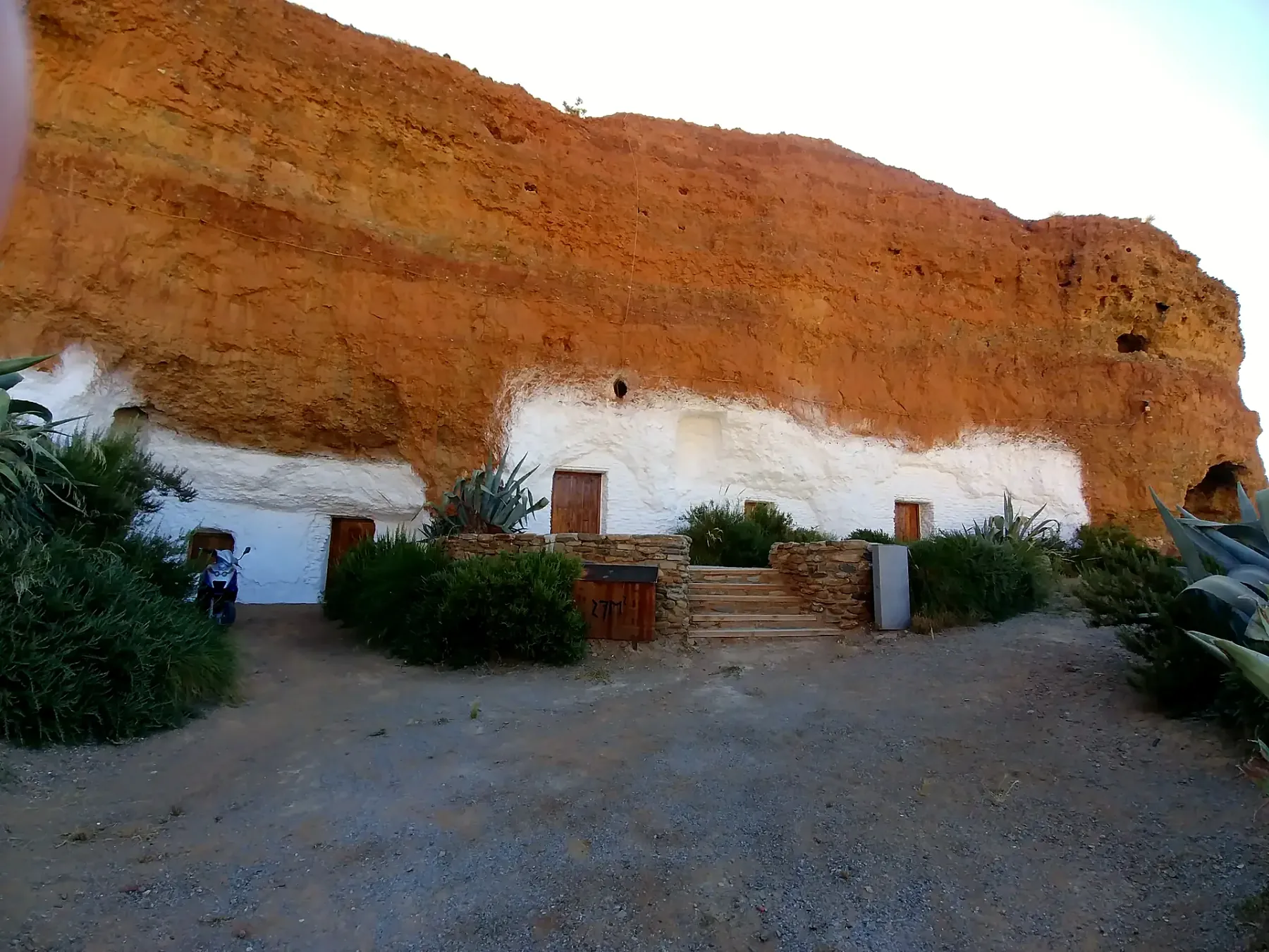 Acceso exterior al Centro de Interpretación Troglodita de Algarves