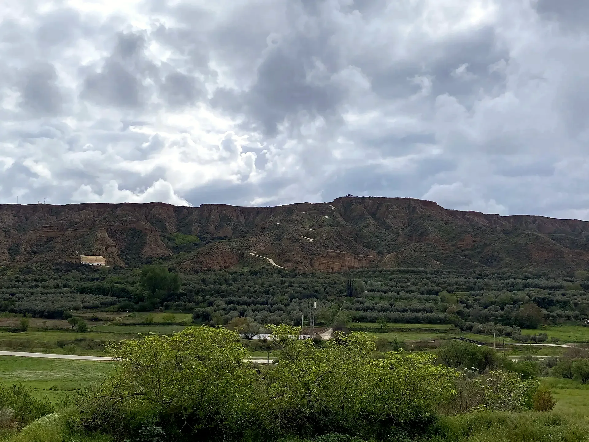 Los cultivos del valle y las laderas desde el Mirador de La Erilla