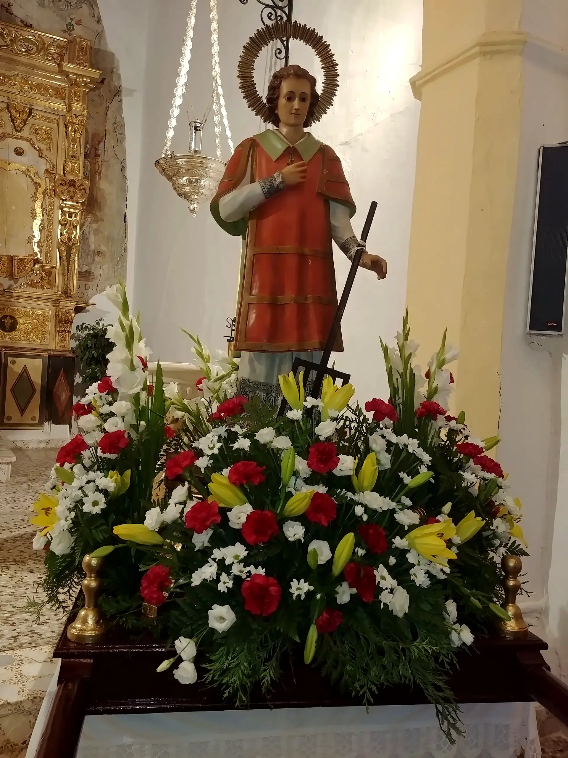 Imagen de San Lorenzo adornada con flores