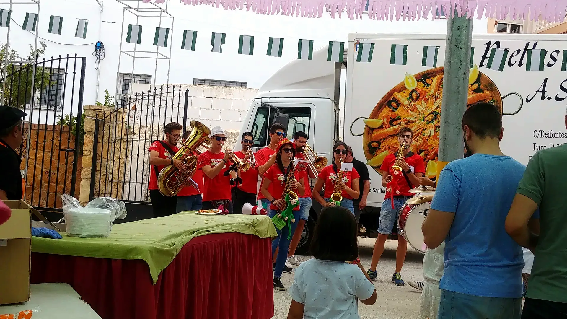 Charanga tocando en una calle durante las fiestas de San Lorenzo