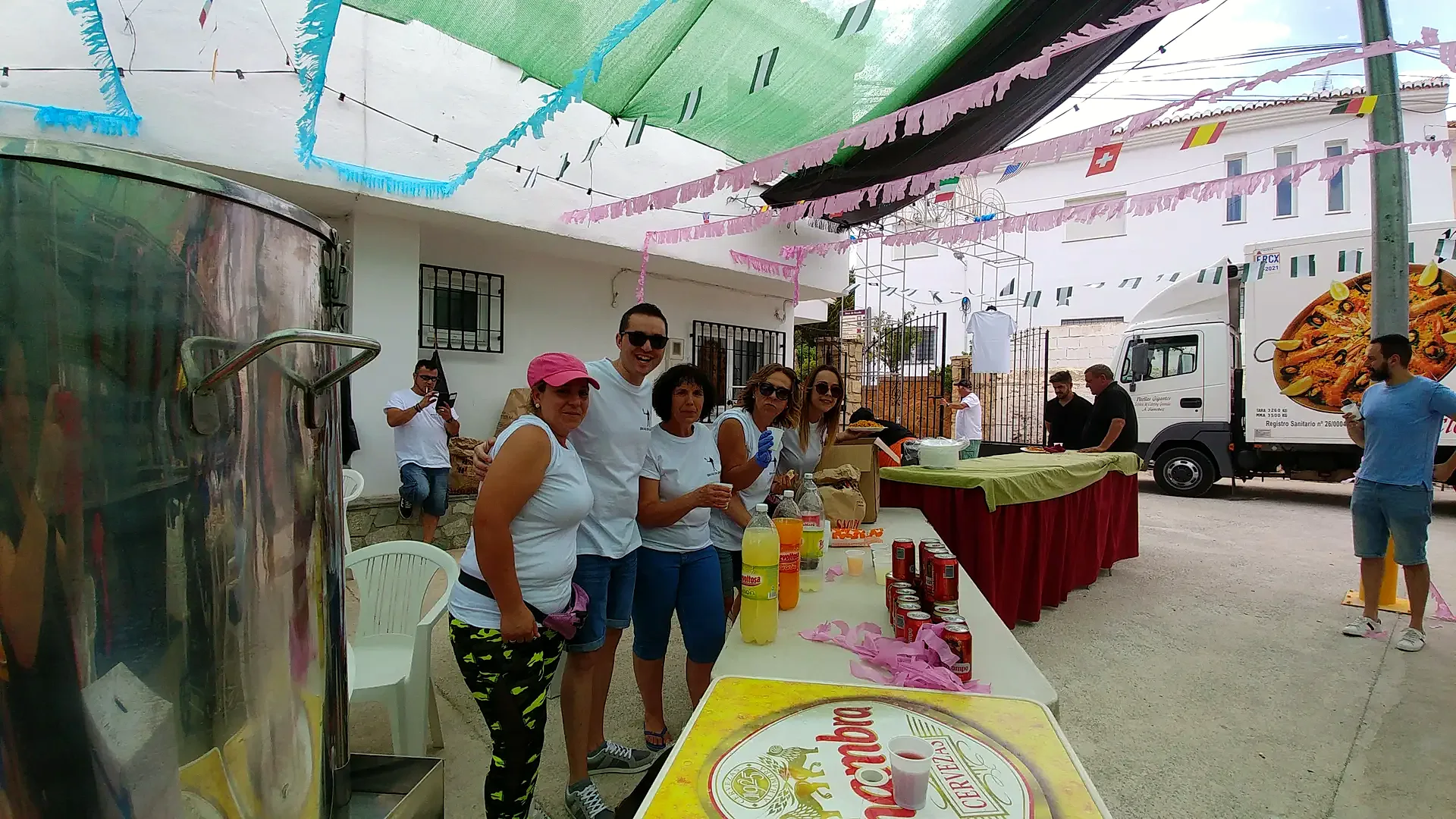 Vecinos reunidos bajo banderines durante las fiestas de San Lorenzo