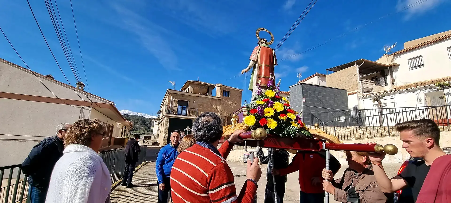 Vecinos y portadores acompañan las andas por las calles de Beas