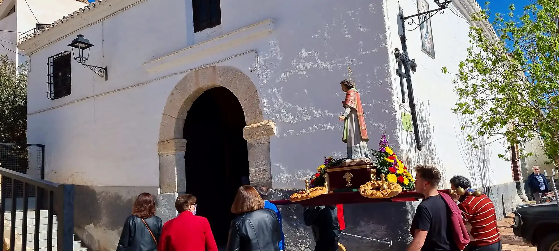Imagen y andas de la romería frente a la puerta de la Iglesia de la Anunciación