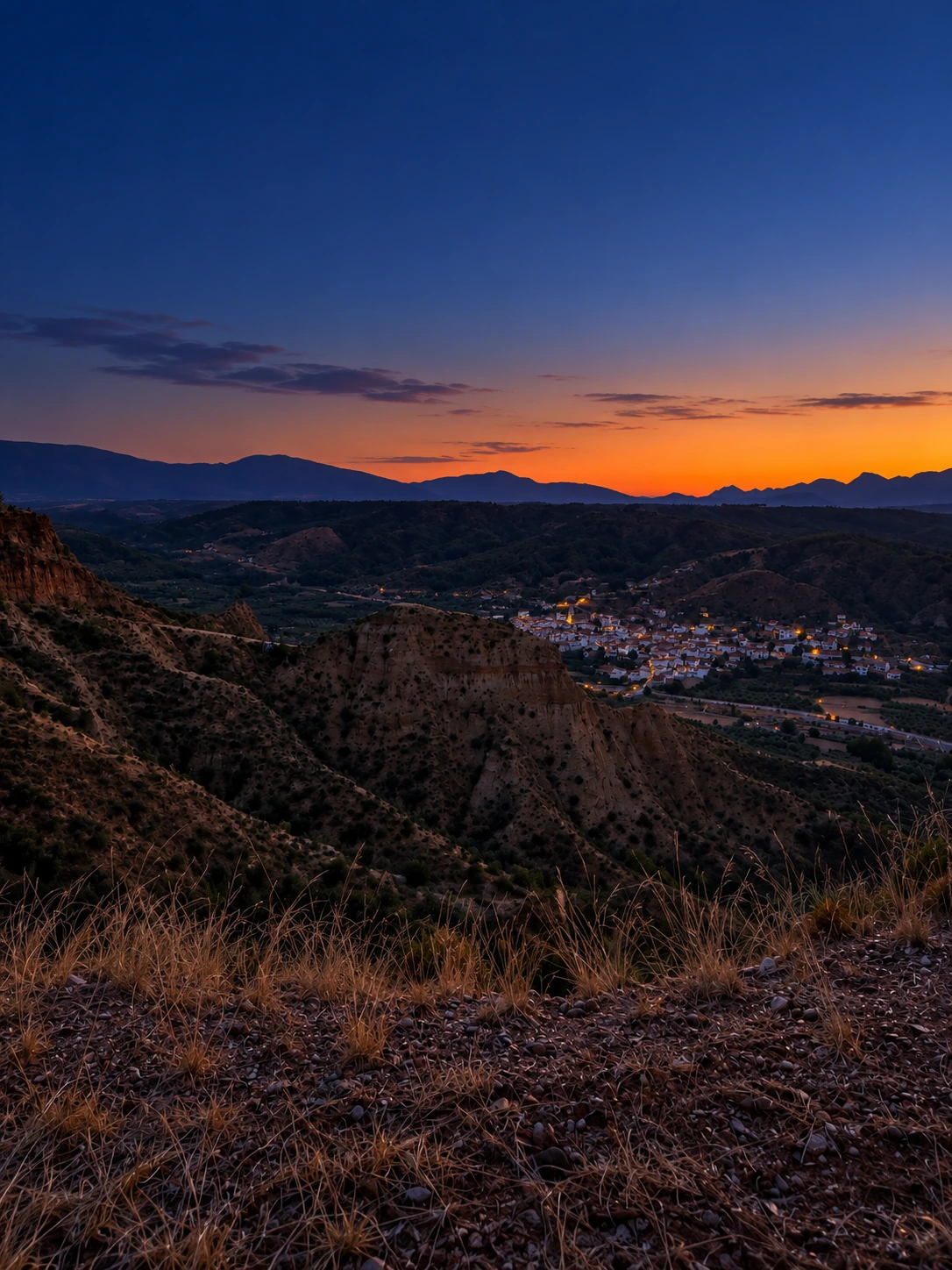 Beas de Guadix bajo la franja naranja del anochecer visto desde El Llano