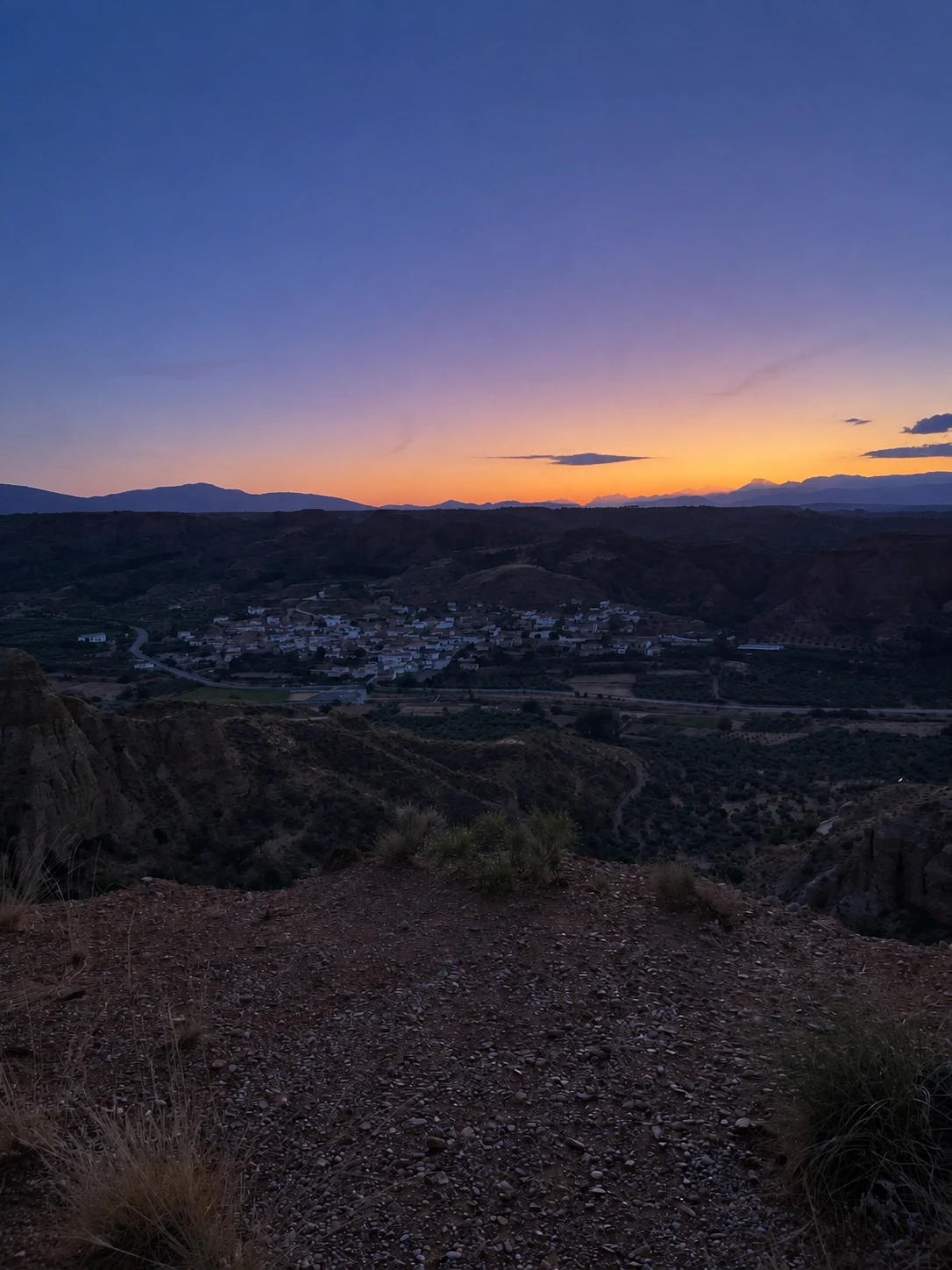 Vista vertical de Beas durante el crepúsculo