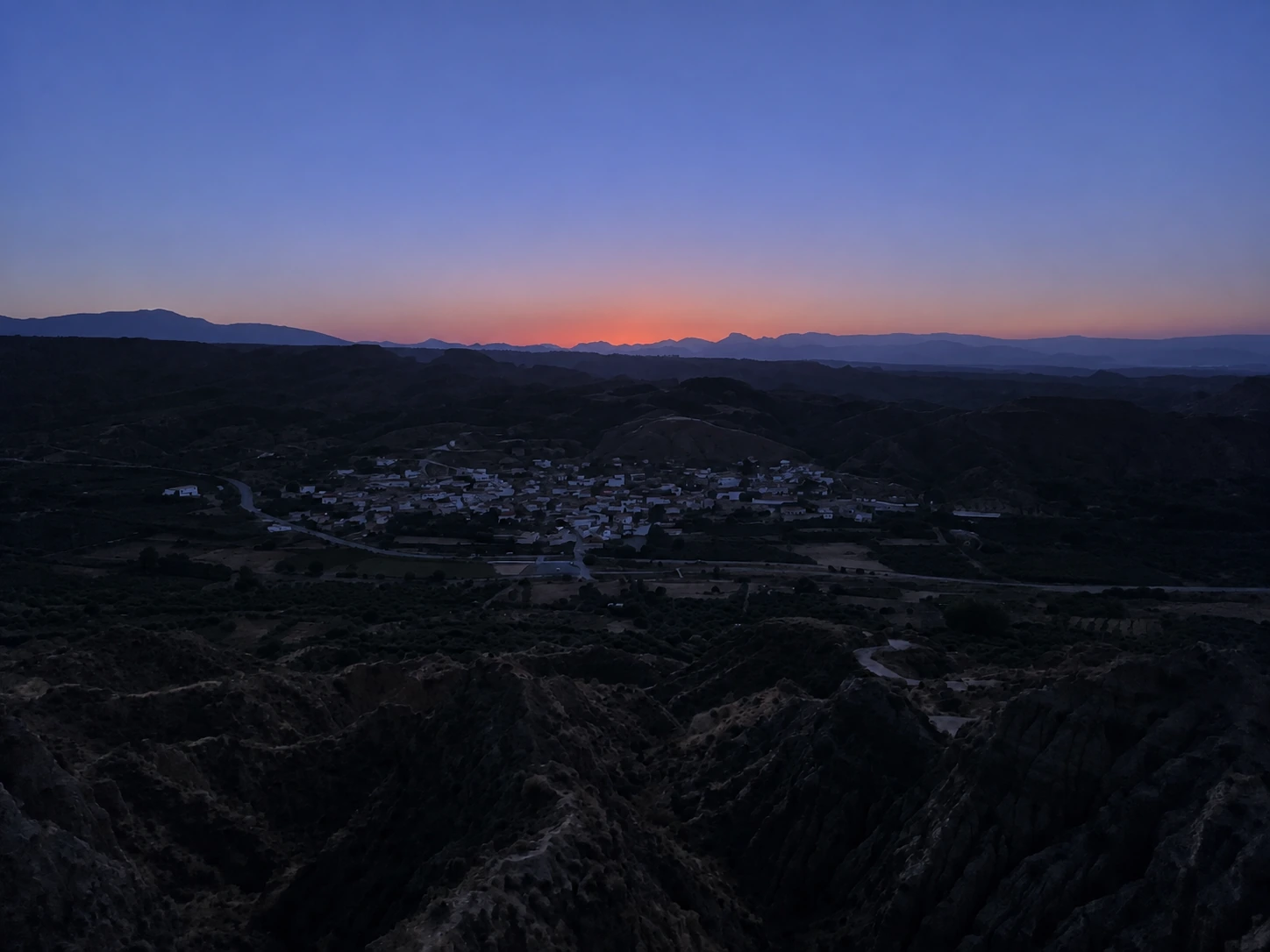 El valle bajo la última franja de luz