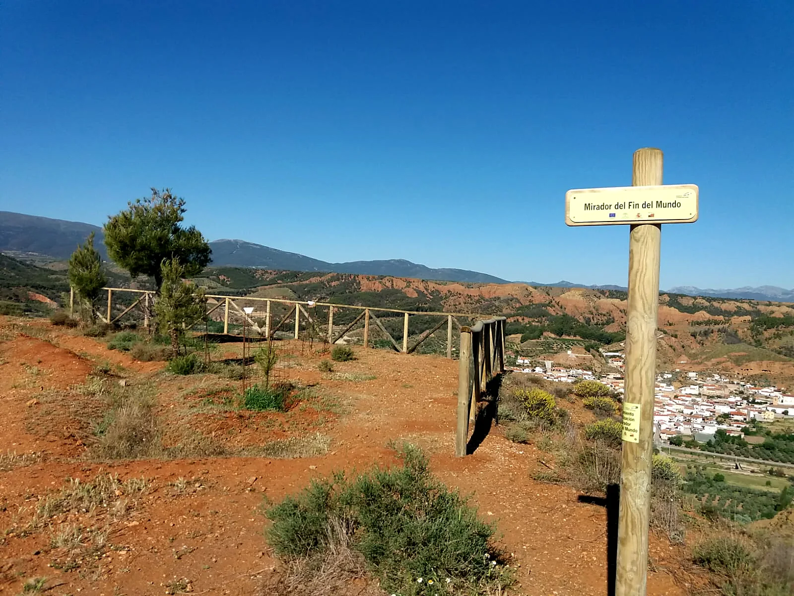 Cartel del mirador del Fin del Mundo frente a una puesta de sol