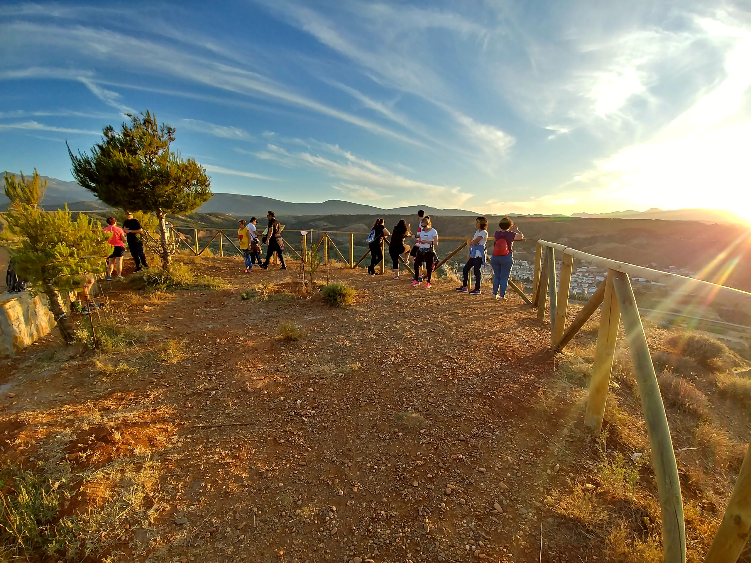 Visitantes compartiendo la puesta de sol en el mirador