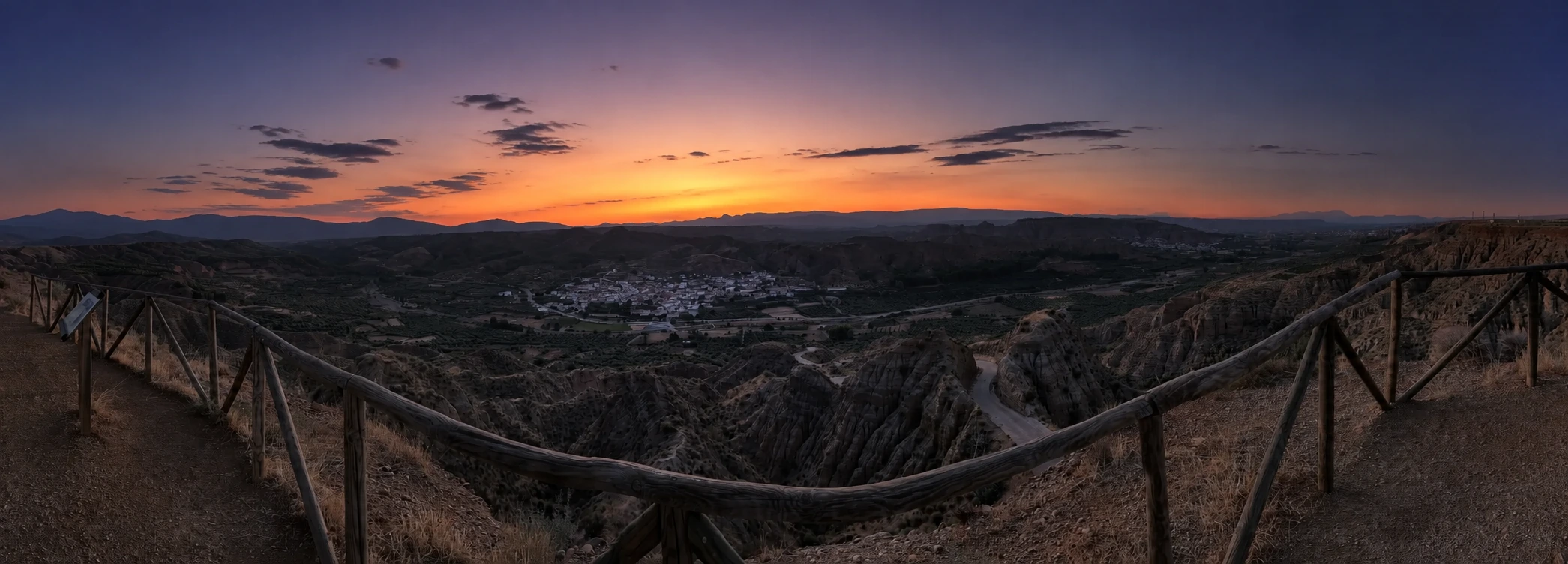 El valle al crepúsculo desde el Fin del Mundo
