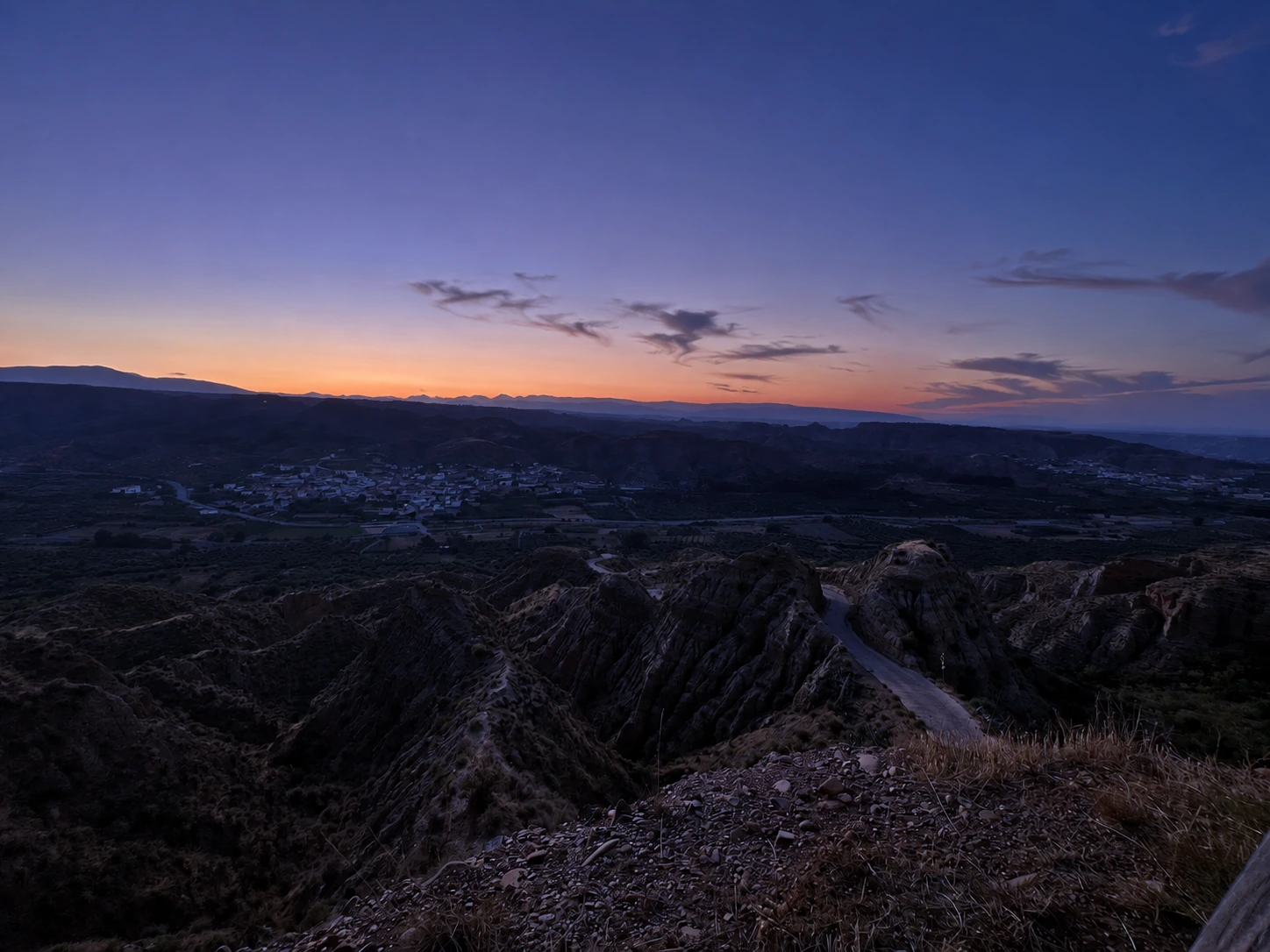 El valle y el camino del mirador al anochecer