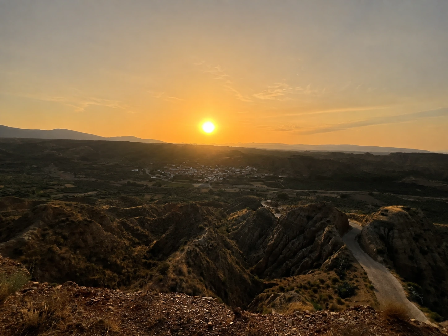 Atardecer sobre Beas, el valle y las cárcavas