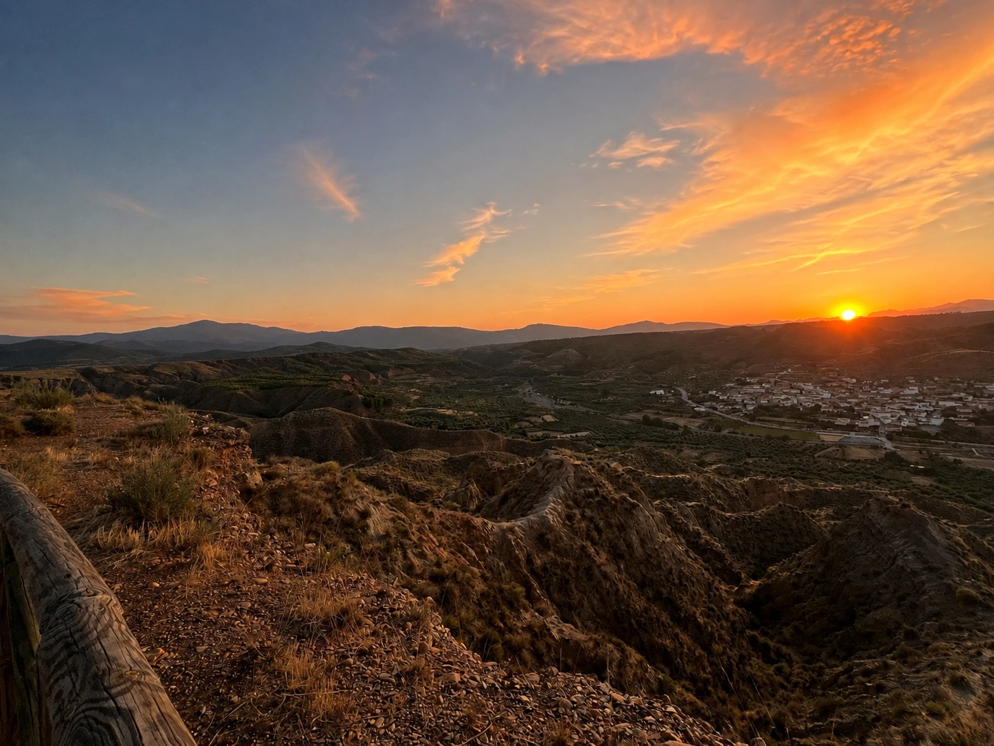 Cielo encendido sobre el valle en la puesta de sol