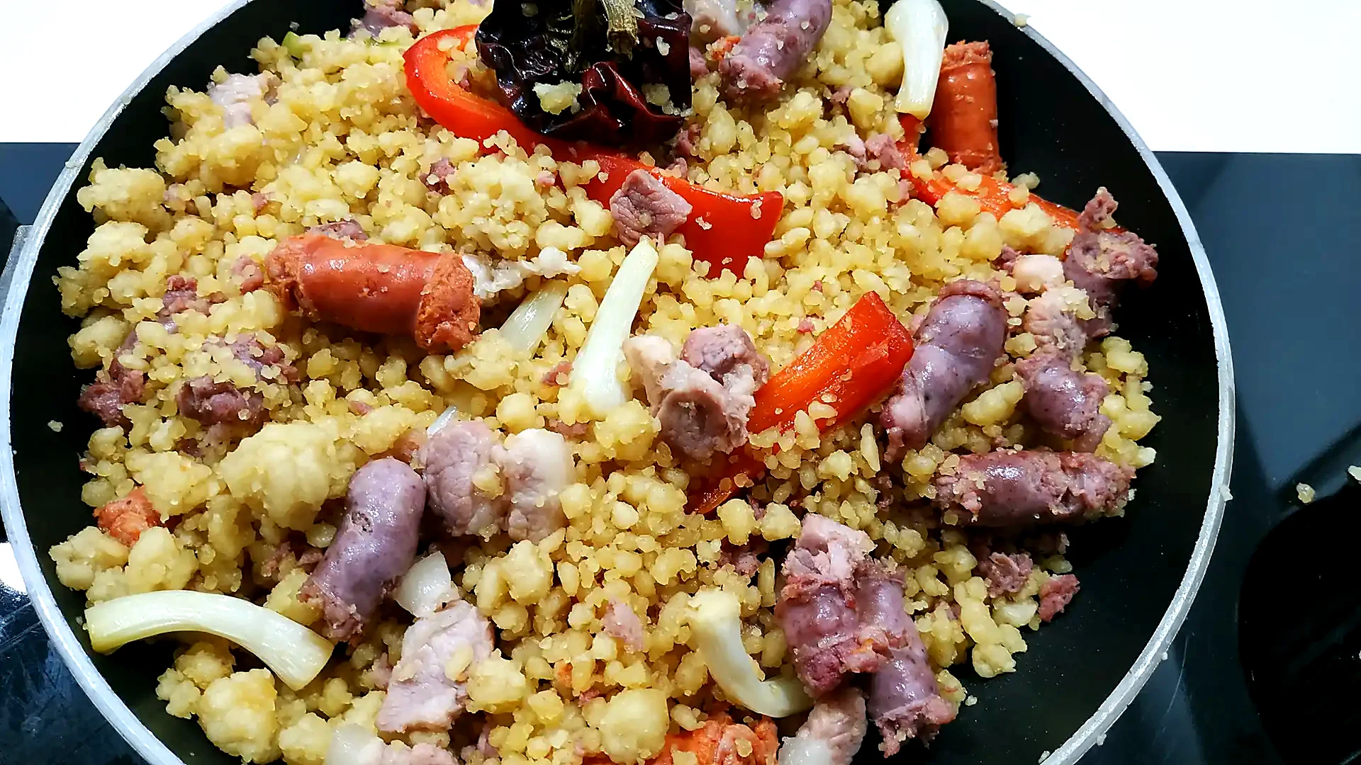Fuente de migas preparada para compartir
